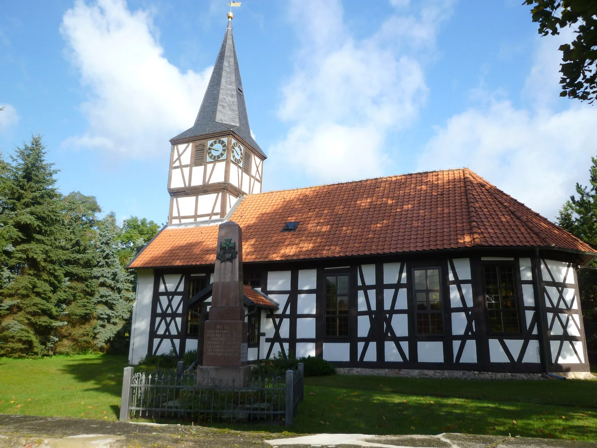 Photo showing: Ortskirche Zobbenitz mit Kriegerdenkmal