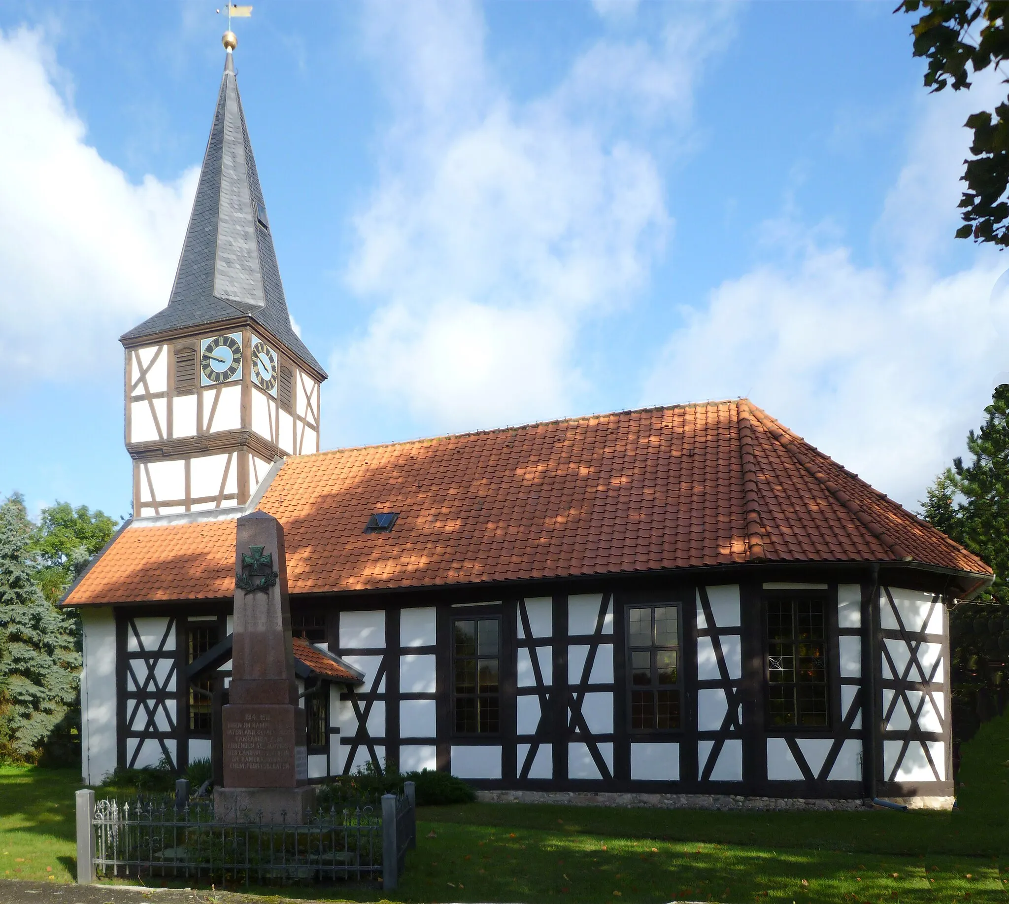 Photo showing: Ortskirche Zobbenitz mit Kriegderdenkmal