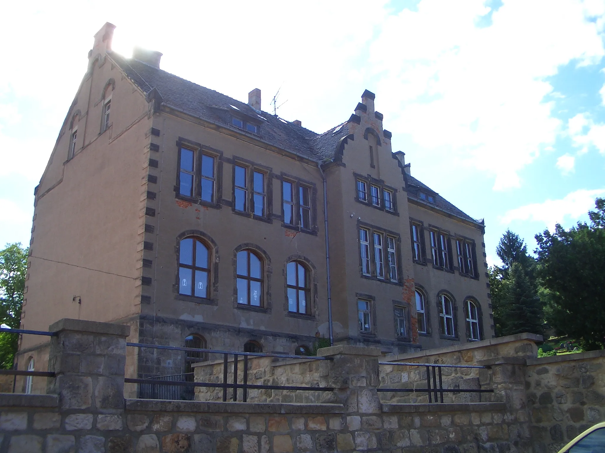 Photo showing: Ehemaliges Schulgebäude