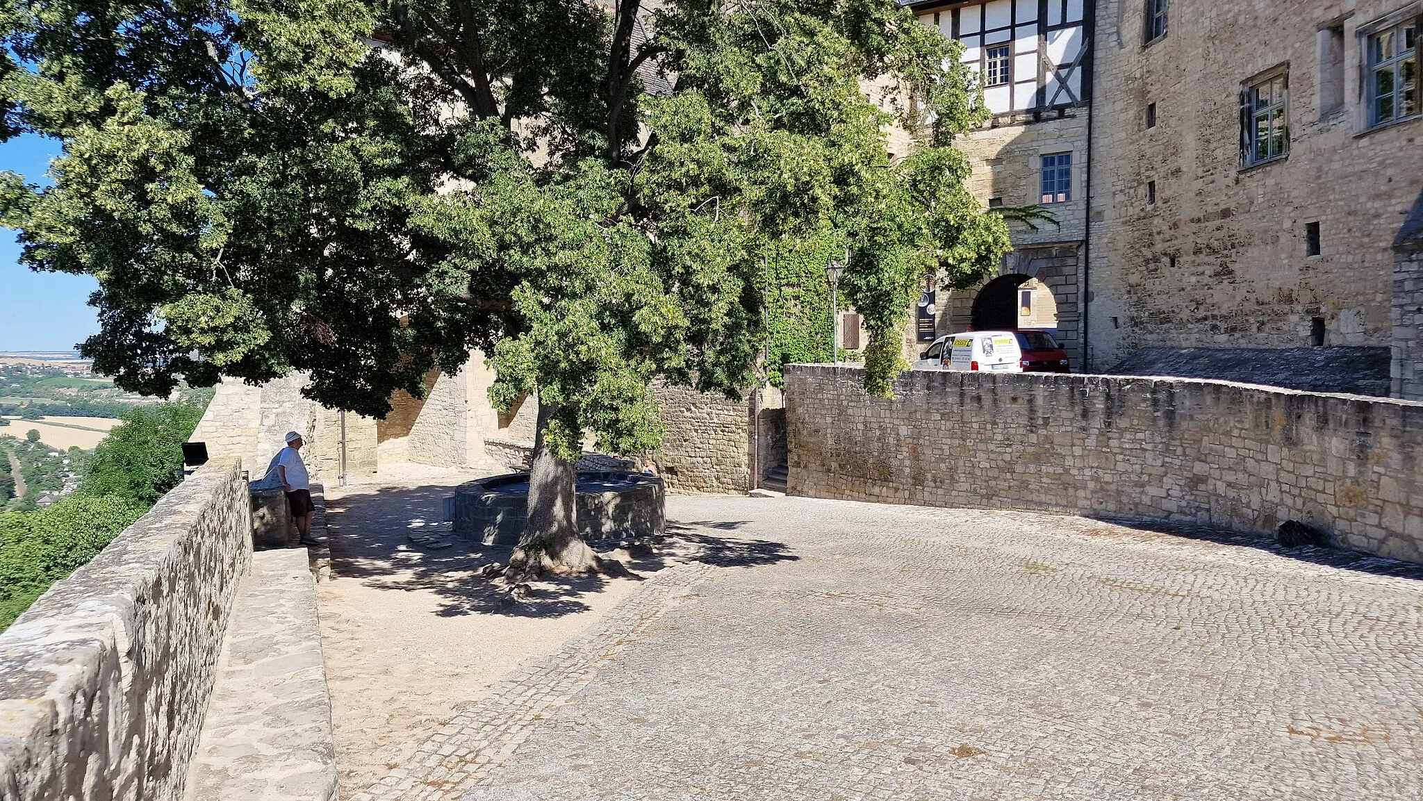 Photo showing: Neuenburg Castle in Freyburg; castle well