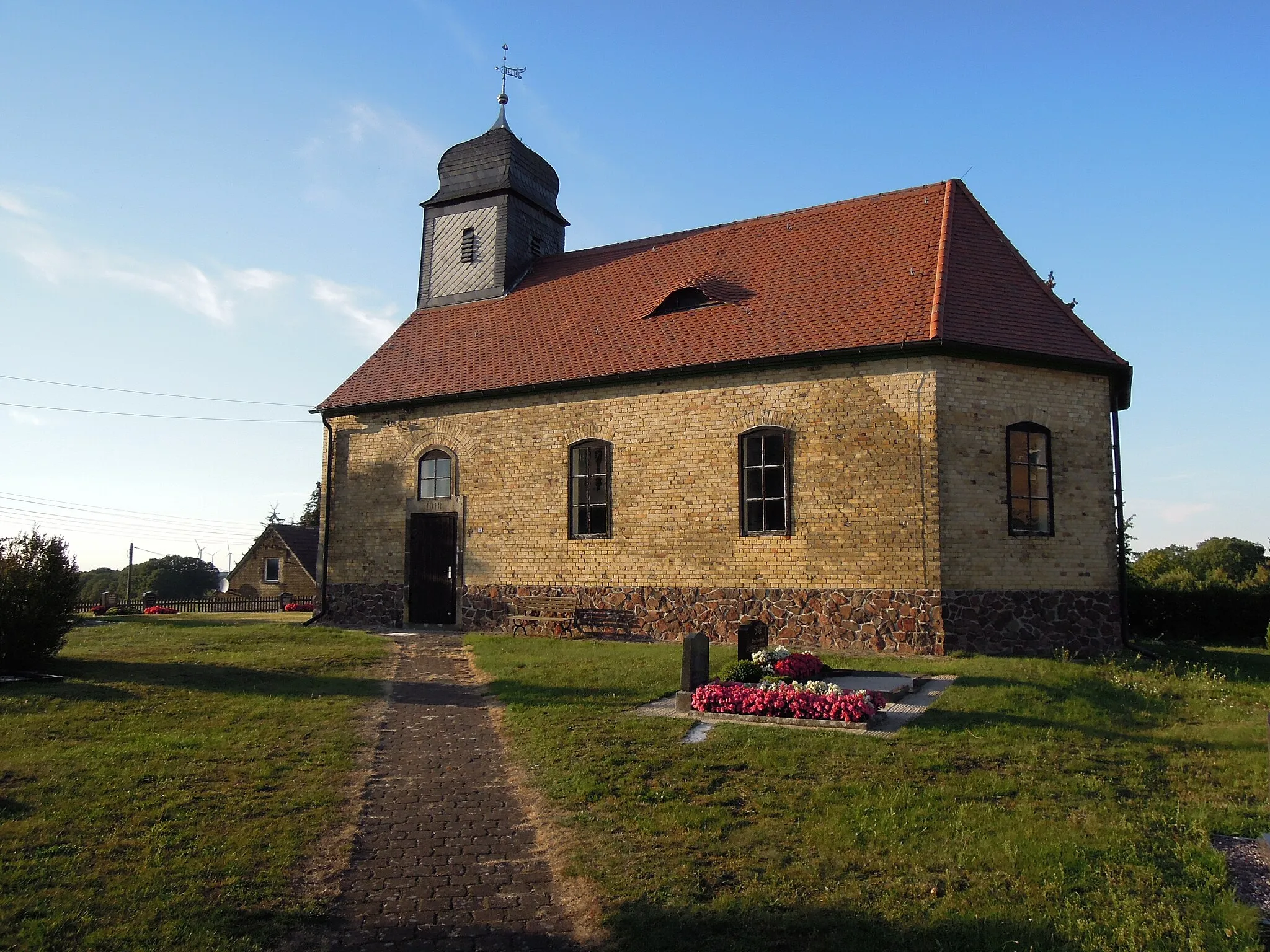 Photo showing: Kirche Grabo bei Straach -Südostansicht mit Zuwegung hofseitig- Ende September 2020