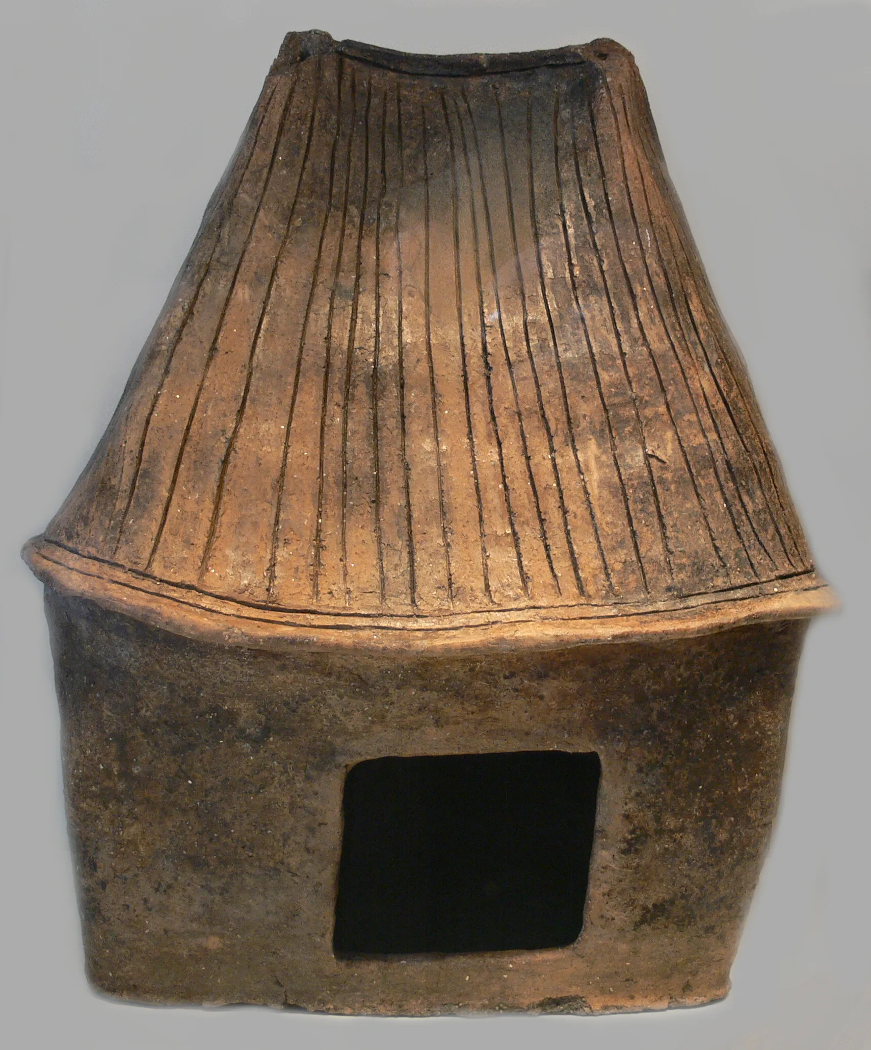 Photo showing: Hausurne mit Firstdach, Keramik; 7. Jh. v. Chr.; Neu Königsaue, Sachsen-Anhalt

Collection: Museum für Vor- und Frühgeschichte Berlin