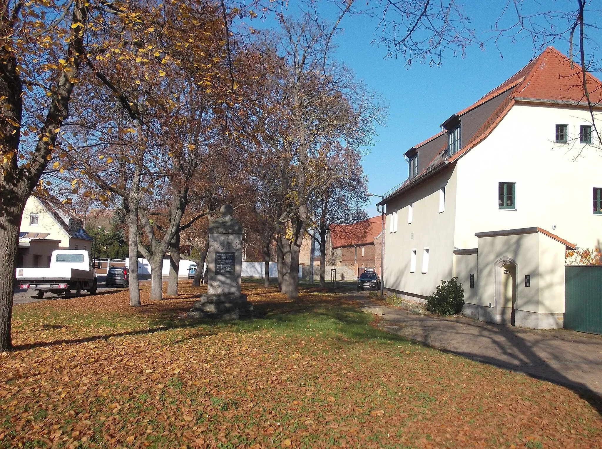 Photo showing: Square with World War I memorial in Blösien (Merseburg, district: Saalekreis, Saxony-Anhalt)