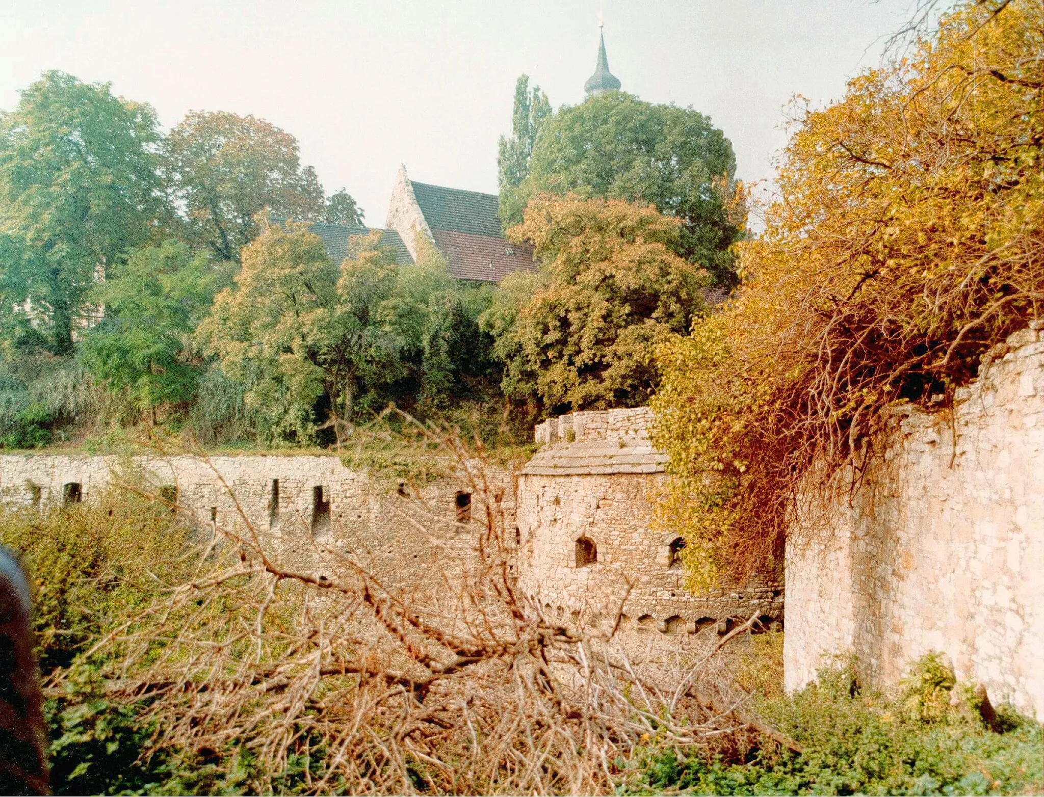 Photo showing: 03.10.1988  DDR 4240  [06268]  Querfurt: Die Burg ist eine weiträumige Anlage aus d. 12./13. Jh. auf älterer Grundlage. Die Nordost-Bastion (GMP: 51.377608,11.594818), Sicht von Osten.                                                                            [R19881003D]19881003200AR.JPG(c)Blobelt