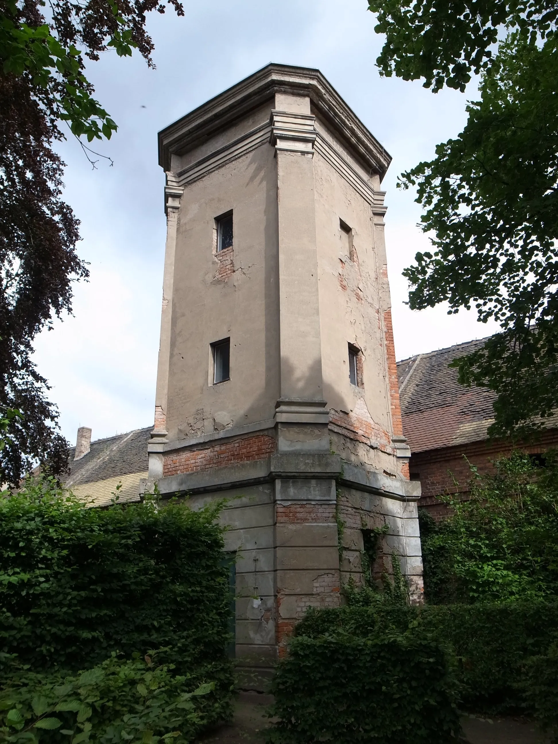 Photo showing: Mosigkau, ehemaliger Wasserturm auf dem Gelände der Schlossanlage. Erbaut 1908. (Quelle:Anna Wilhelmine von Anhalt und ihr Schloß in Mosigkau von Astrid Wehser)