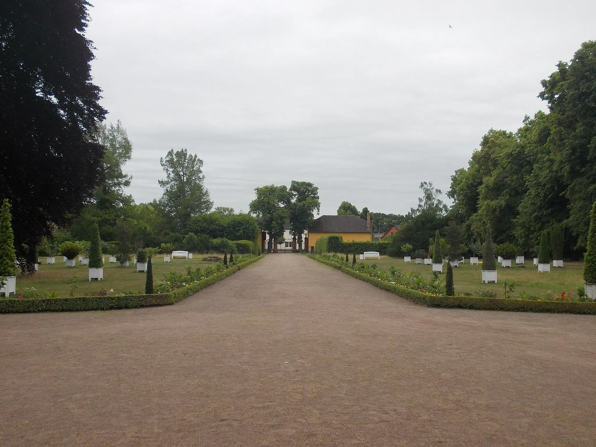 Photo showing: Central axis of the southern part in the gardens of Mosigkau Castle (Dessau-Rosslau, Saxony-Anhalt)