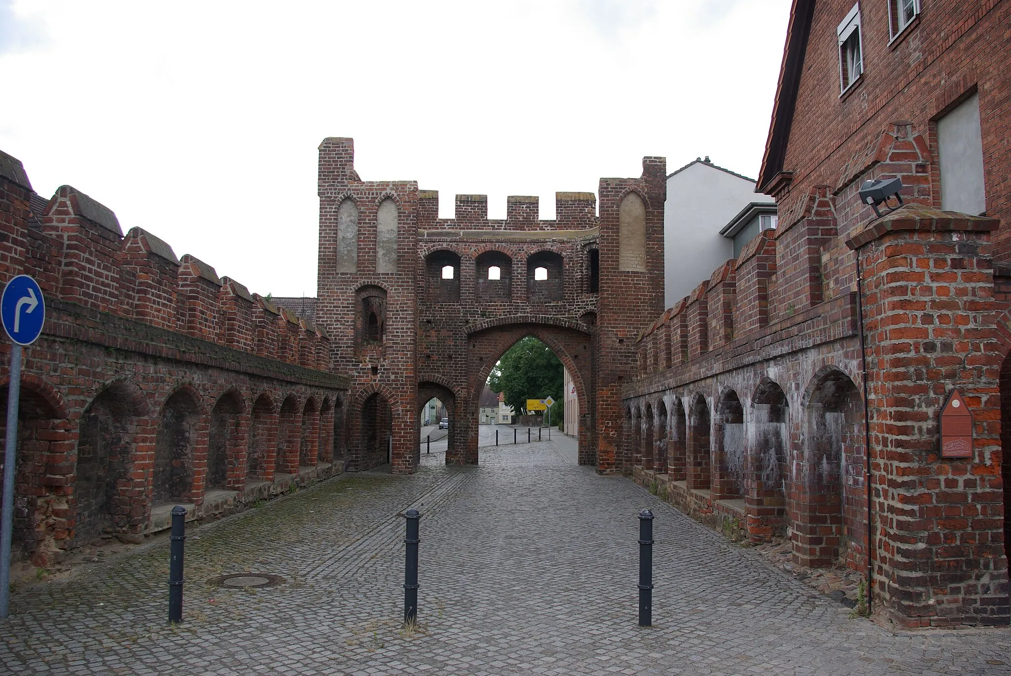 Photo showing: Jüterbog in Brandenburg. Das Außentor des Dammtores. Das Tor steht unter Denkmalschutz.