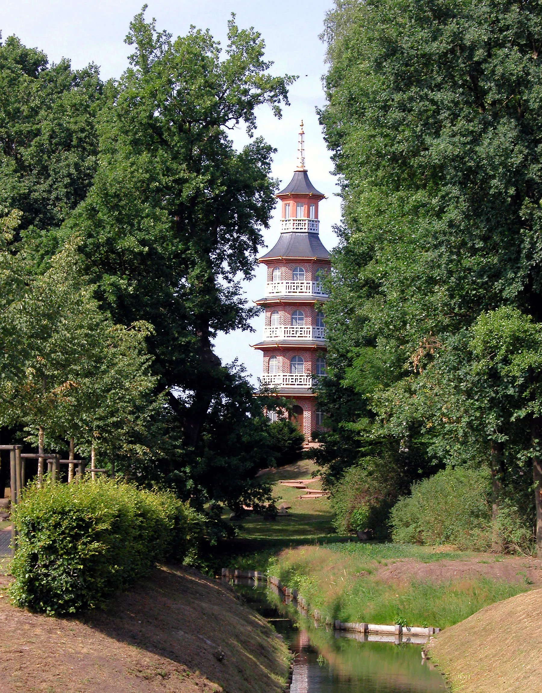 Photo showing: 11.07.2003   06785  Oranienbaum-Wörlitz: Schloß und Park Oranienbaum). Ab 1681 bis etwa 1685 wurde das Schloß für die Fürstin Henriette Catharina, Gemahlin von Fürst Johann Georg II. von Anhalt-Dessau und geborene Prinzessin von Oranien-Nassau nach Plänen des niederländische Baumeister Cornelis Ryckwaert erbaut. Der einstige barocke Inselgarten wurde von 1793 bis 1797 nach den Ideen des englischen Landschaftsgärtners Sir William Chambers zum einzigen in Deutschland noch weitgehend erhaltenen englisch-chinesischen Garten, mit fünfgeschossiger Pagode (GMP: 51.801551,12.403966), einem vom Wasser aus befahrbaren chinesischen Teehaus und mehreren Bogenbrücken umgestaltet.                                                                                                                [DSCN]20030711400DR.JPG(c)Blobelt