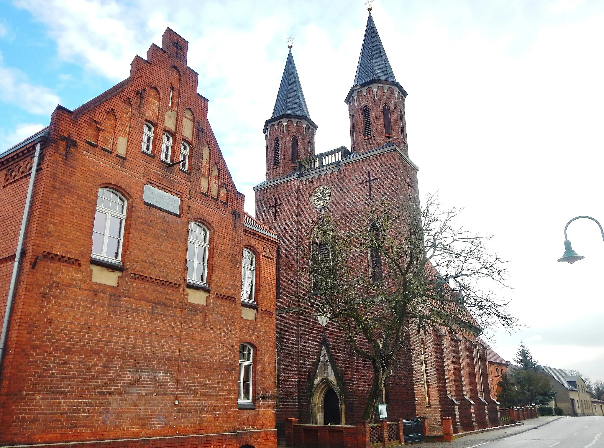 Photo showing: Evangelische Dorfkirche Vockerode: 1810-1812 durch den Fürsten Franz von Anhalt-Dessau erbaut. Baumeister war Christoph Hesekiel, unter Mitwirkung von Ignazio Pozzi.