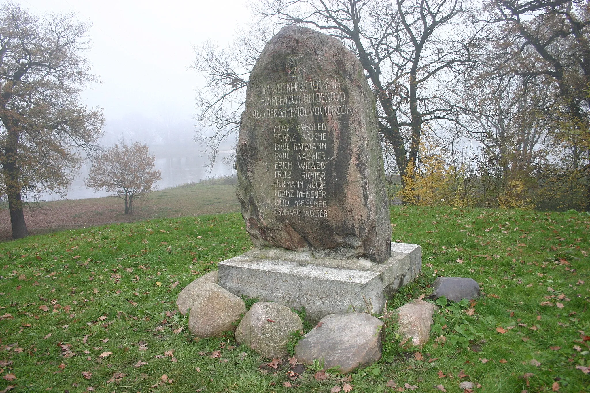 Photo showing: Kriegerdenkmal in Vockerode (Sachsen-Anhalt) mit den Namen der im Ersten Weltkrieg Gefallenen.