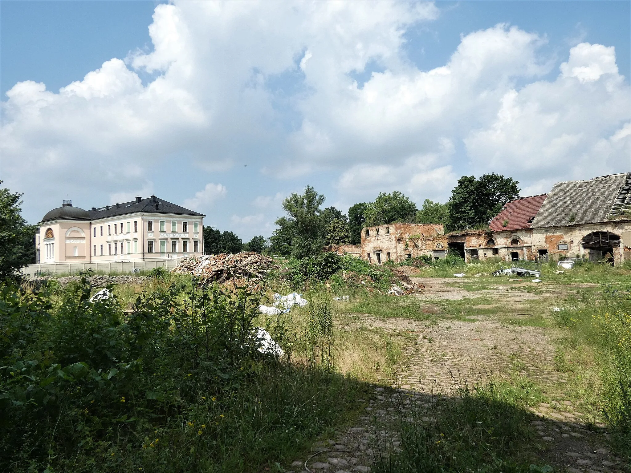 Photo showing: Ansicht des ehemaligen Rittergutes Dölkau mit Schloss Dölkau und Wirtschaftsgebäuden