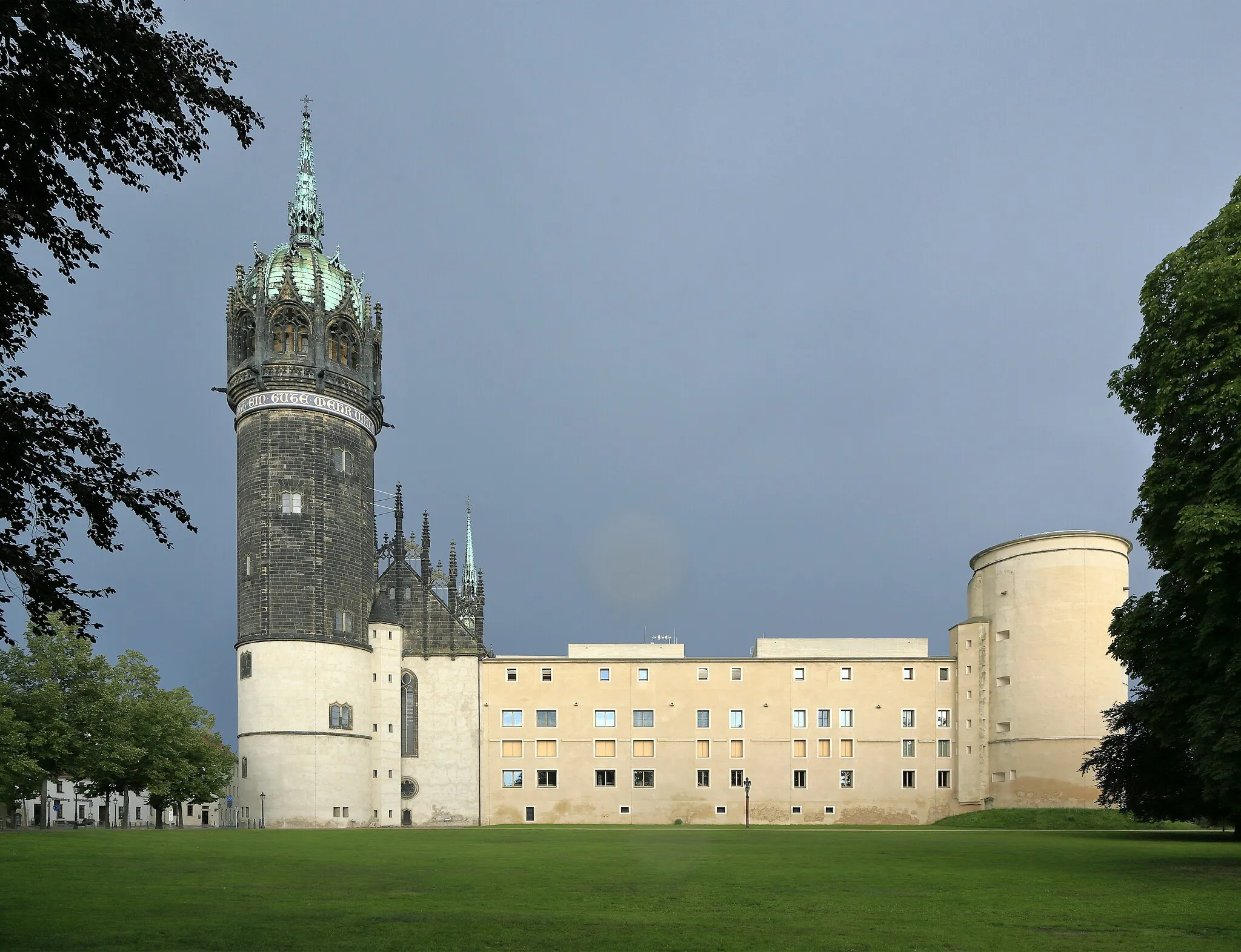 Photo showing: Der Westflügel zwischen Schlosskirche (links) und dem Wohnturm Friedrichs des Weisen (rechts), die äußere Erscheinung entspricht auch nach der Sanierung bis 2018 dem Zustand nach dem Umbau durch Preußen zur Kaserne nach der Annektion zwischen 1813 und 1815.