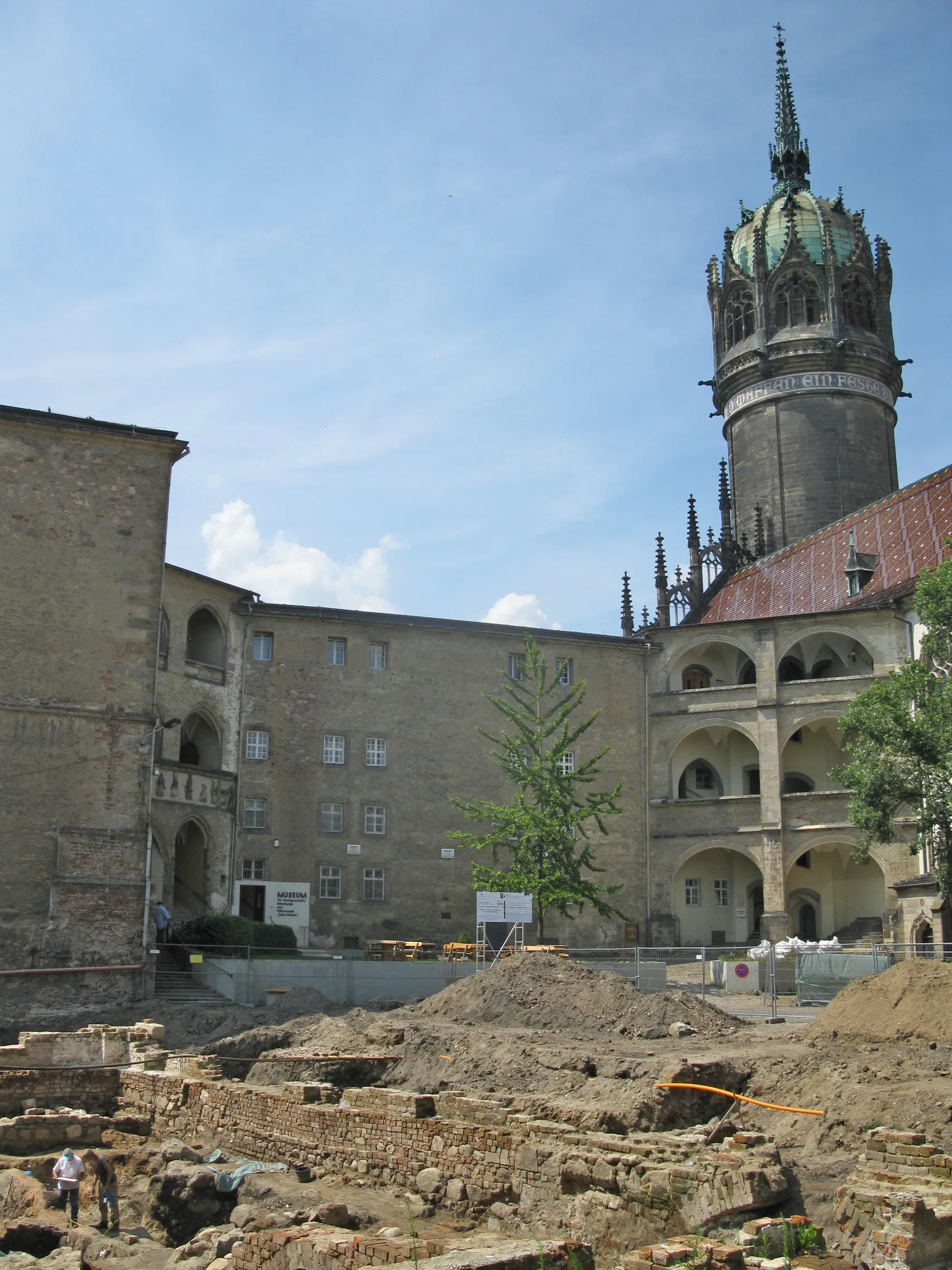 Photo showing: Freilegung der Grundmauern des Südflügels
