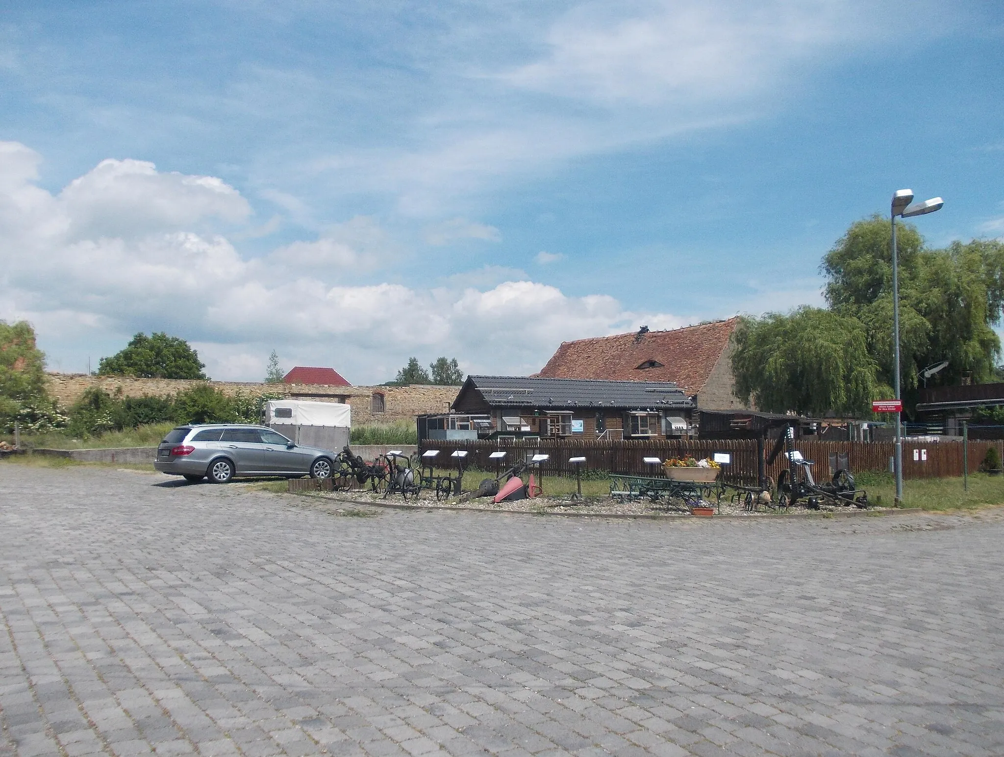 Photo showing: Youth and School Farm, Othal estate (Allstedt, Mansfeld-Südharz district, Saxony-Anhalt)