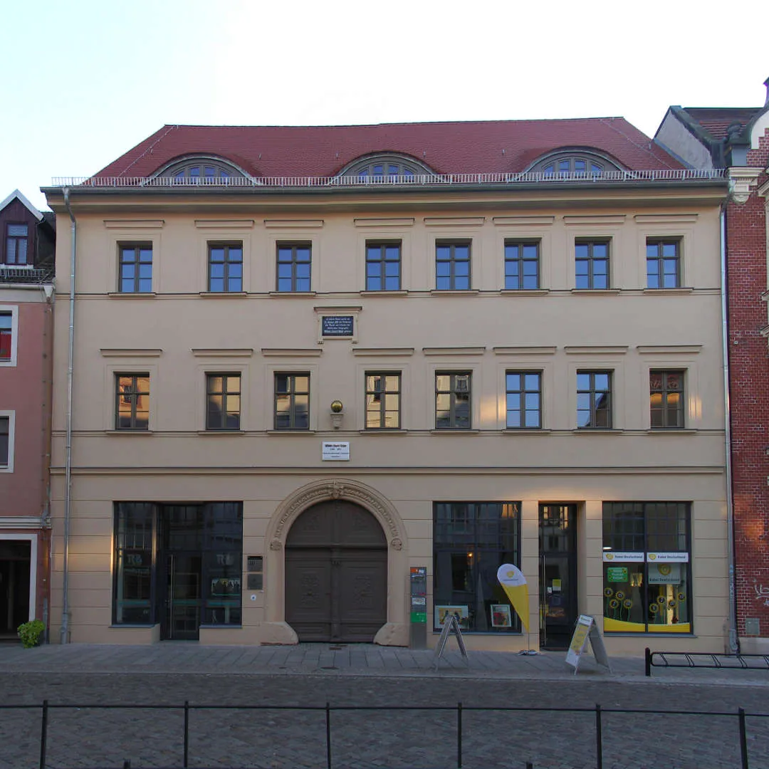 Photo showing: Birthplace of Wilhelm Eduard Weber in Wittenberg, Schloßstraße (Castle Street) 10. Above the entrance there are two plaques and a golden ball.