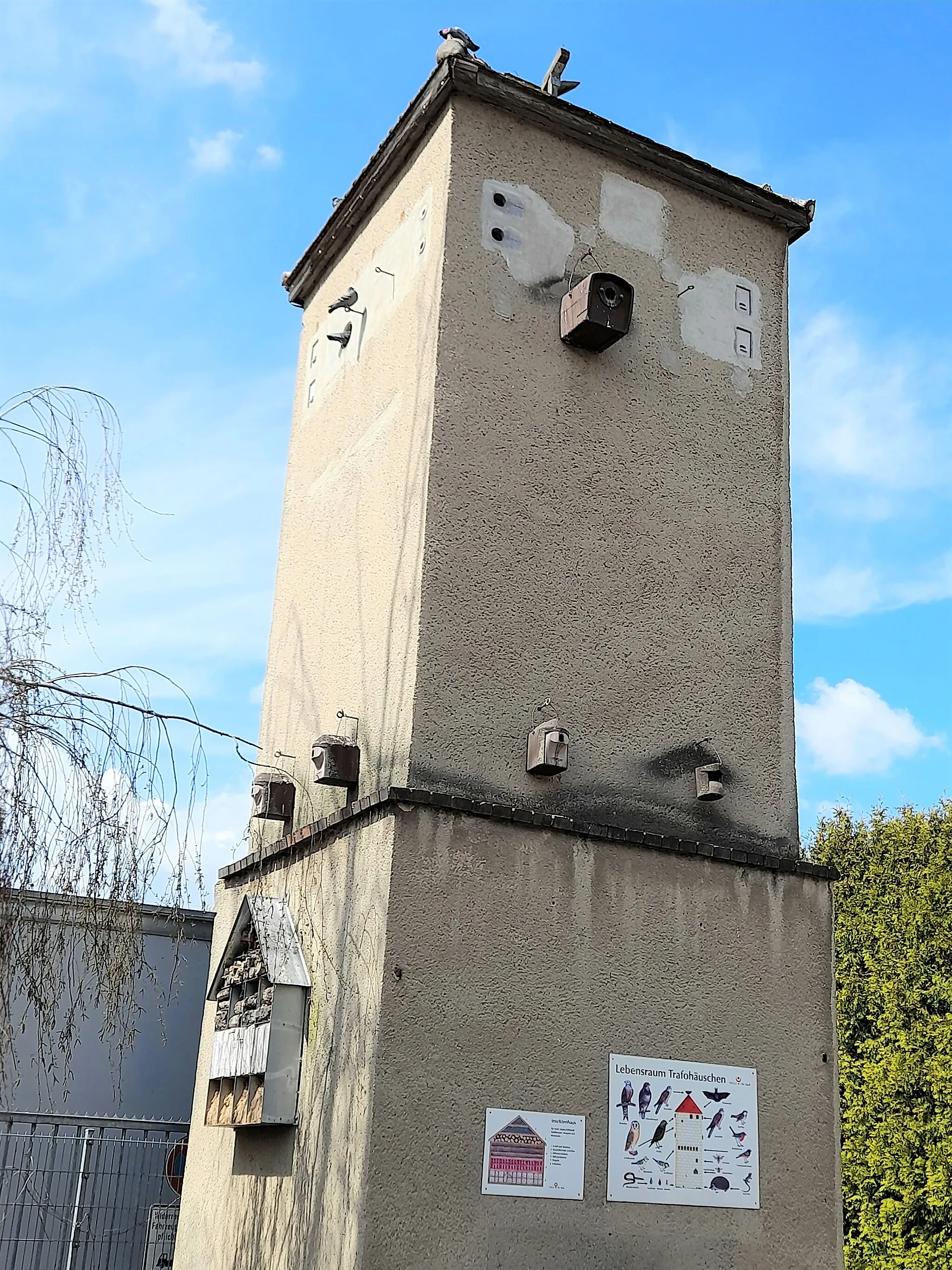Photo showing: Ehemalige Trafostation in Halle-Tornau, umgerüstet für den Artenschutz
