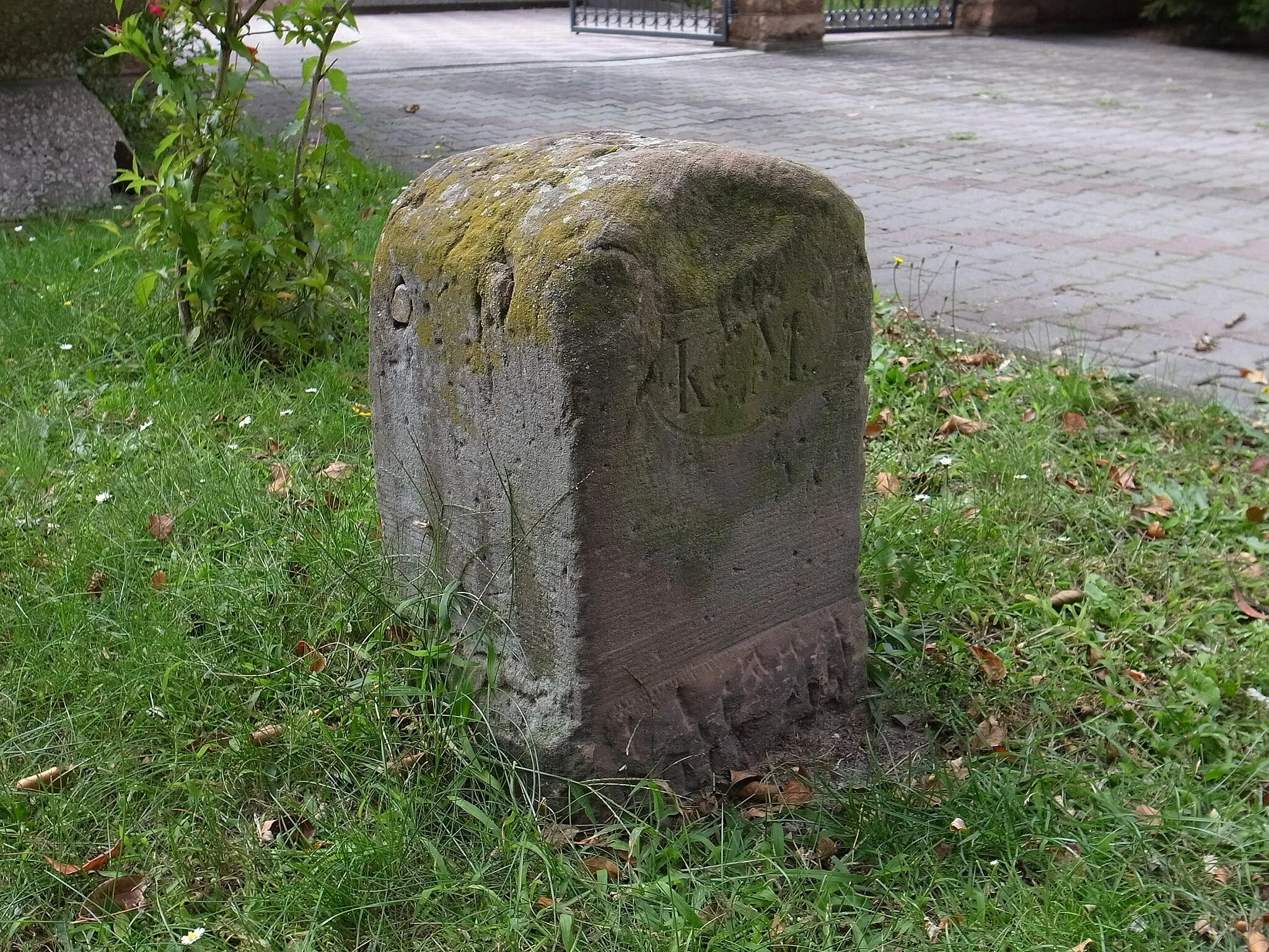 Photo showing: Oranienbaum, Dessauer Straße, Distanzstein am Straßenrand zwischen den Häusern 9 und 10.  (Baudenkmal im Denkmalverzeichniss Sachsen-Anhalt, Erfassungsnummer: 094 40441 000 000 000 000 [1])