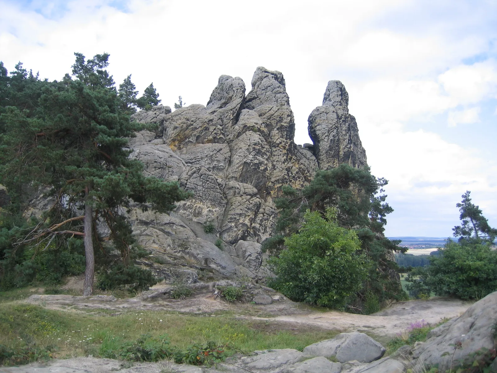 Photo showing: The Hamburger Wappen, a rock formation on the fault line north of the Harz mountains in central Germany.