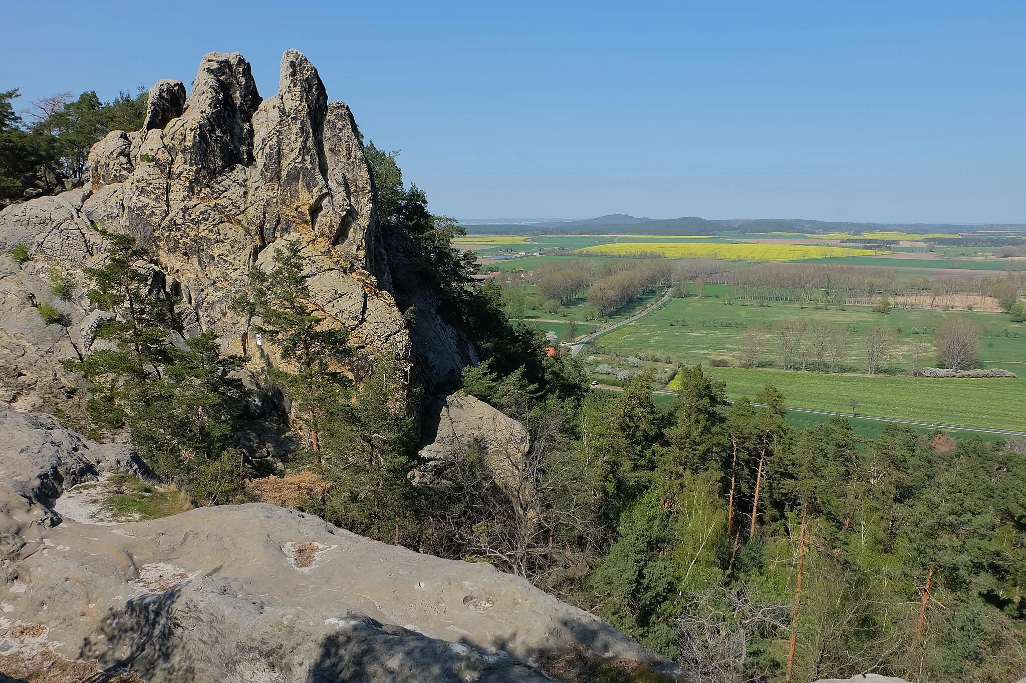 Photo showing: Die Drei Zinnen oder auch Hamburger Wappen genannt sind eine Sandsteinformation innerhalb der Teufelsmauer die sich von Blankenburg / Harz bis Ballenstedt erstreckt. Dieses Sandsteingebilde befindet sich in der Nähe des Ortes Timmenrode.