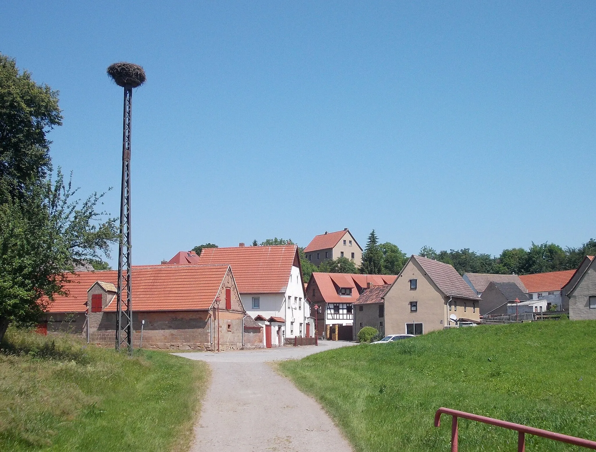 Photo showing: The village of Lobitzsch (Weissenfels, district: Burgenandkreis, Saxony-anhalt) with stork's nest