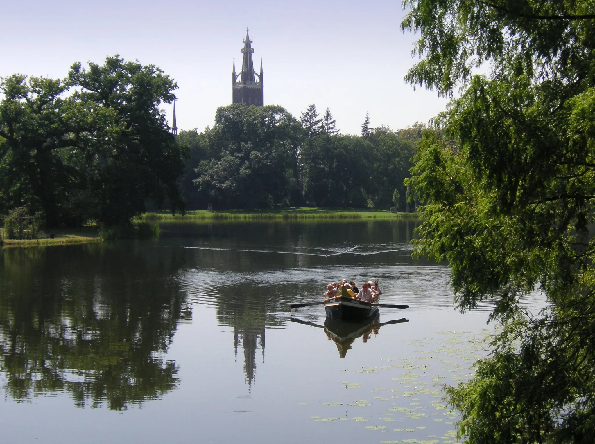 Photo showing: Wörlitz Lake and Church St.Petri in Wörlitz near Dessau, Germany