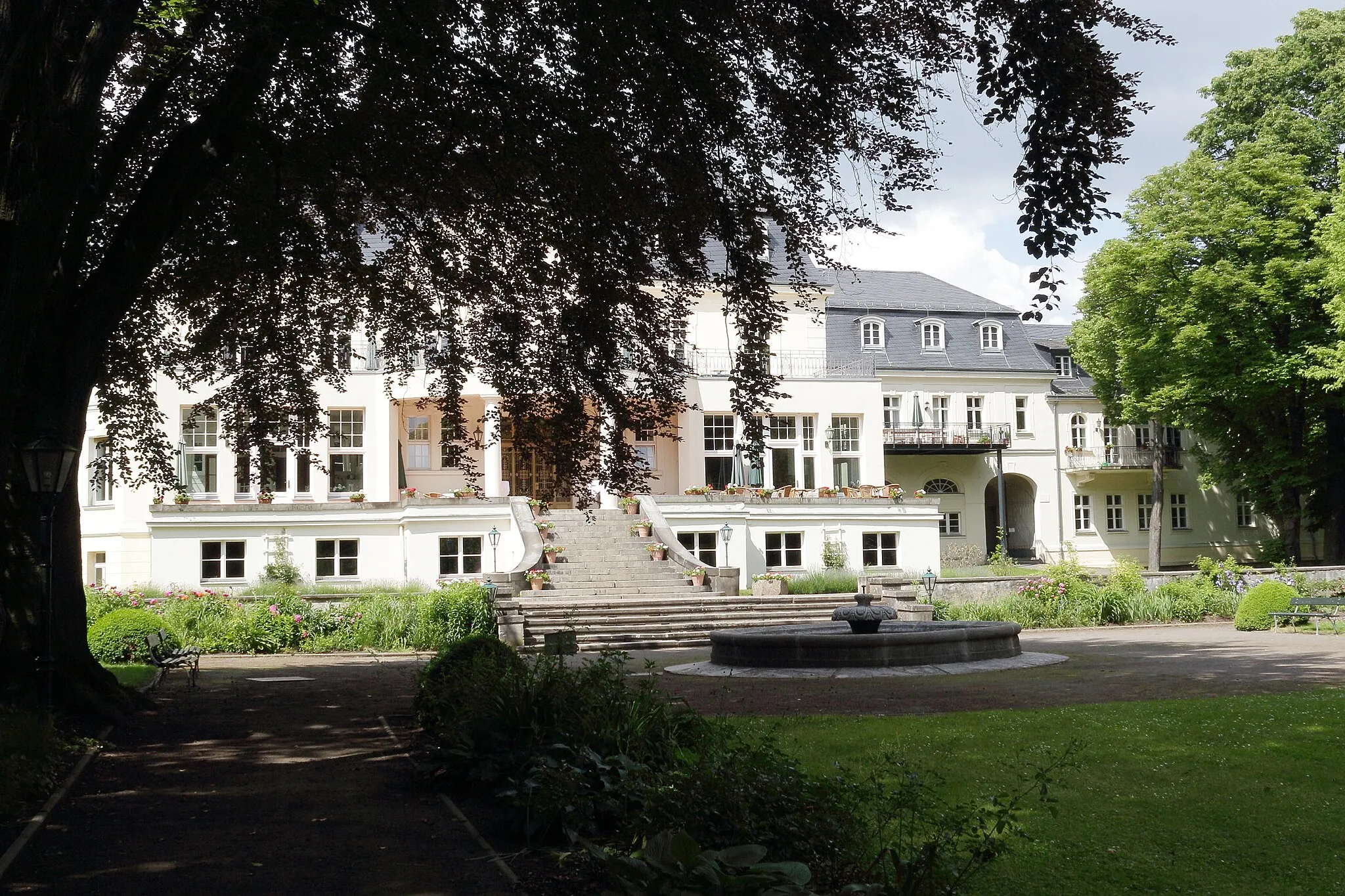 Photo showing: Schloss Teutschenthal