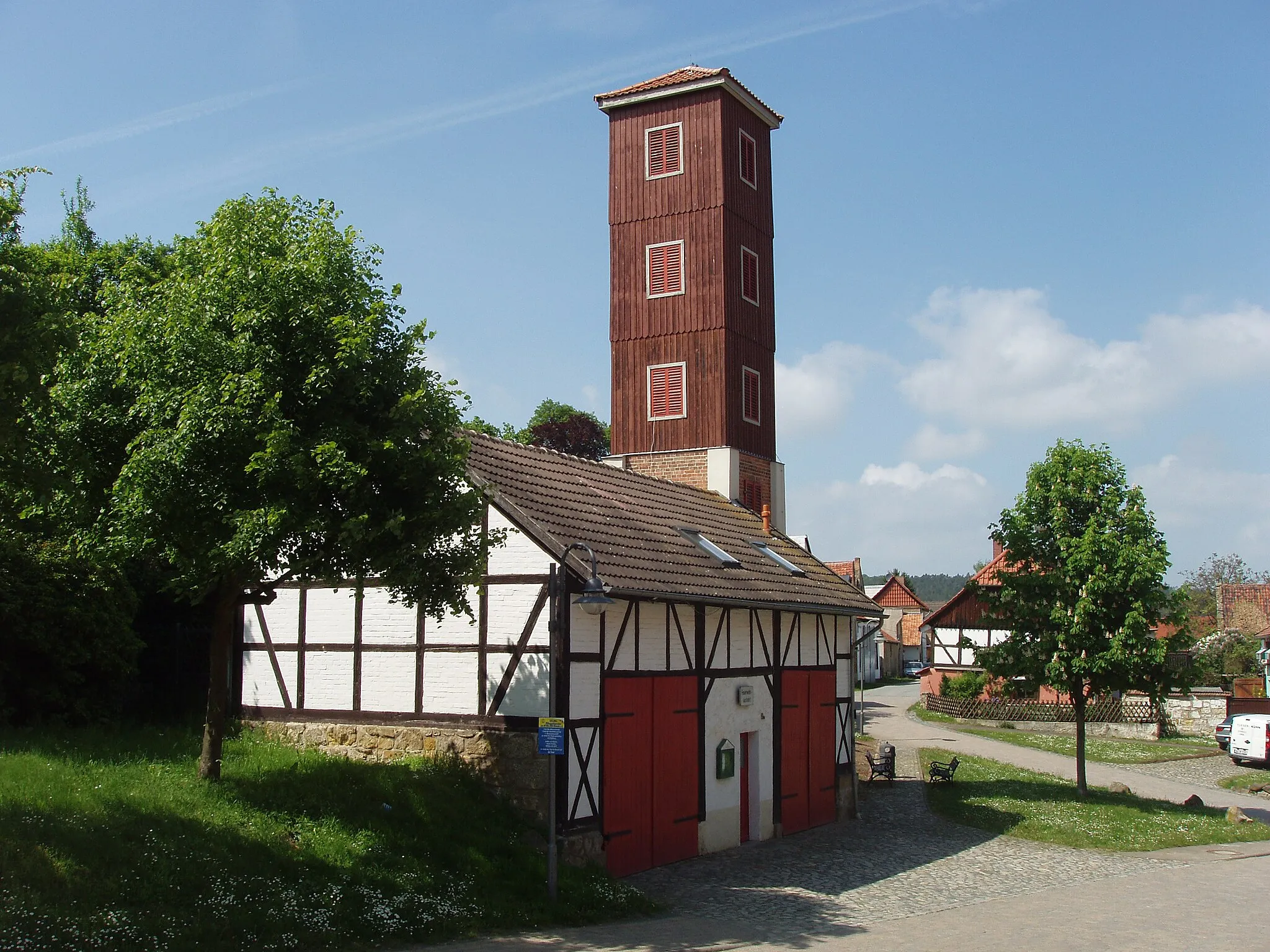 Photo showing: Feuerwehrhaus mit Schlauchturm in Börnecke