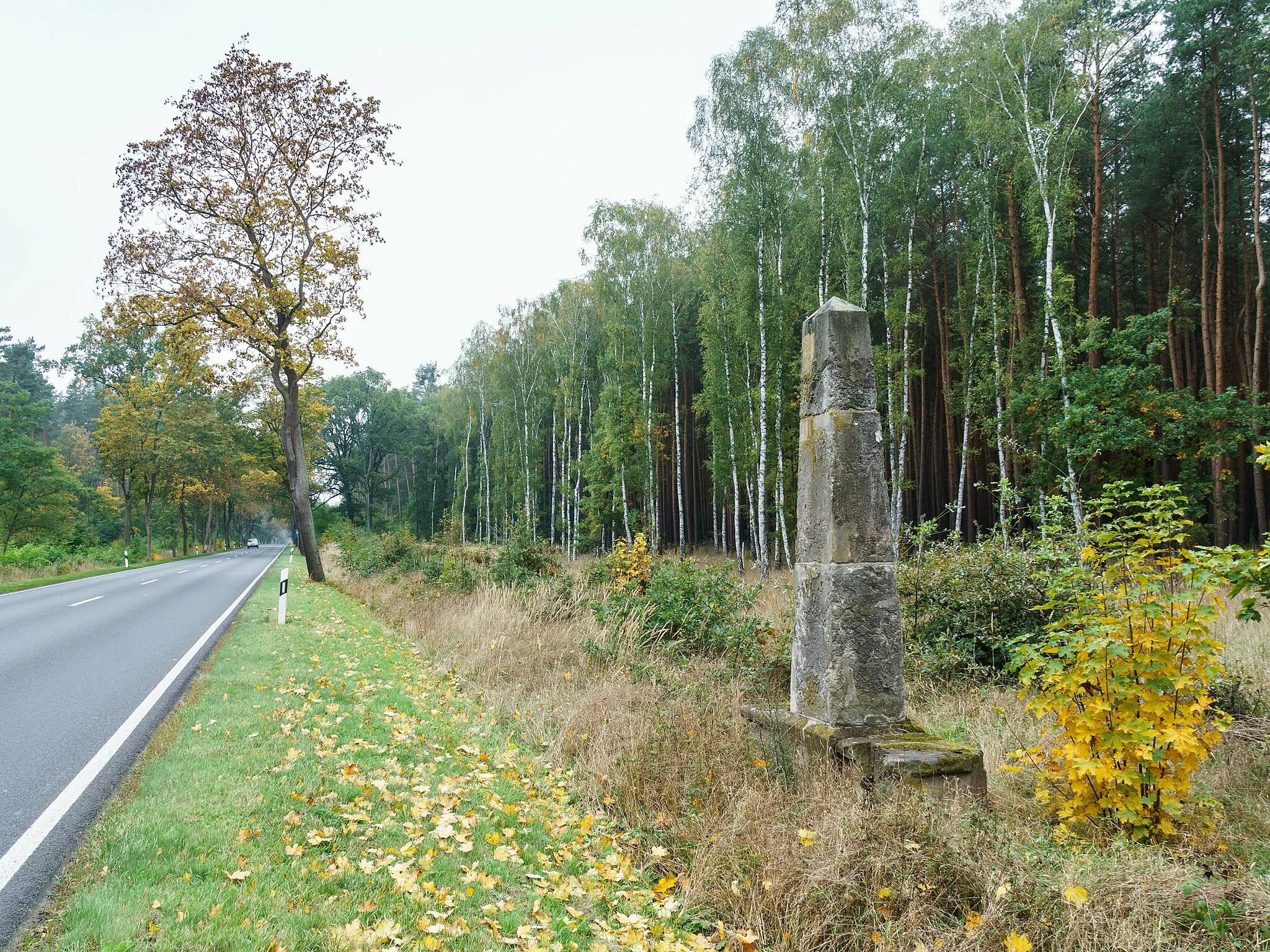 Photo showing: Preußischer Ganzmeilenobelisk mit Sitzbank (0104) an der B 1 zwischen Parchen und Hohenseeden bei Gladau