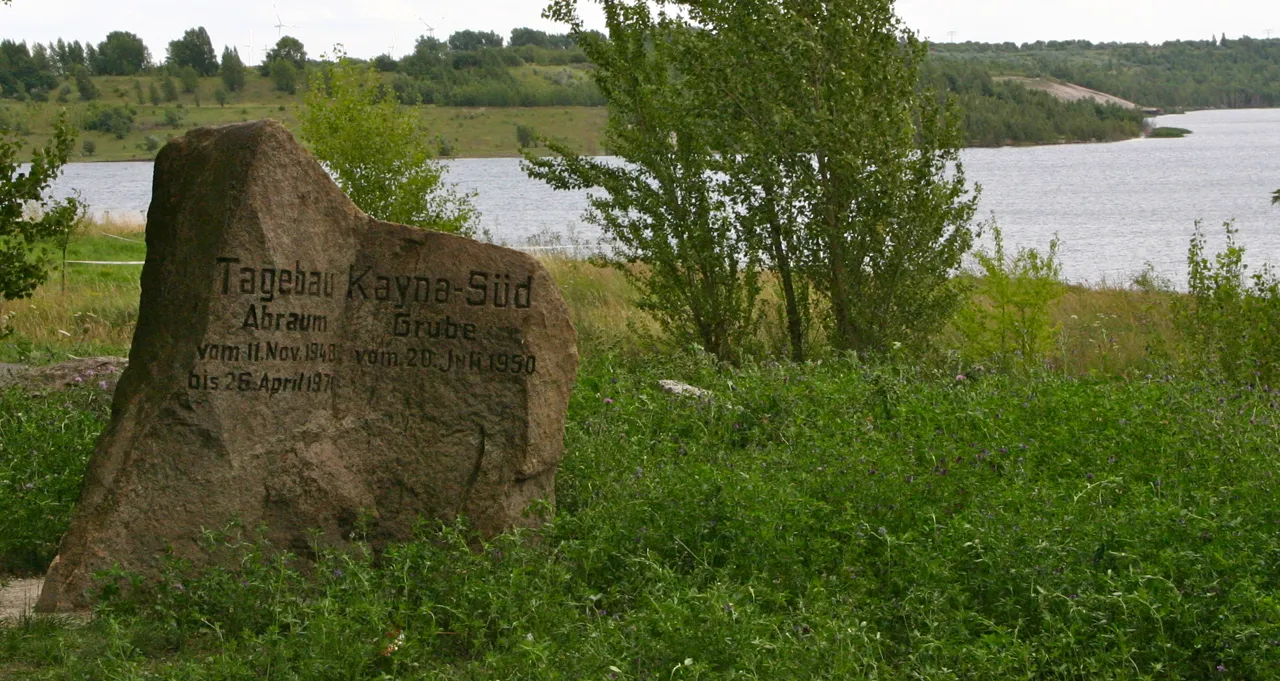 Photo showing: Gedenkstein an den Tagebau Kayna-Süd am Großkaynaer See bei Großkayna, einem Ortsteil von Braunsbedra in Sachsen-Anhalt, Deutschland.