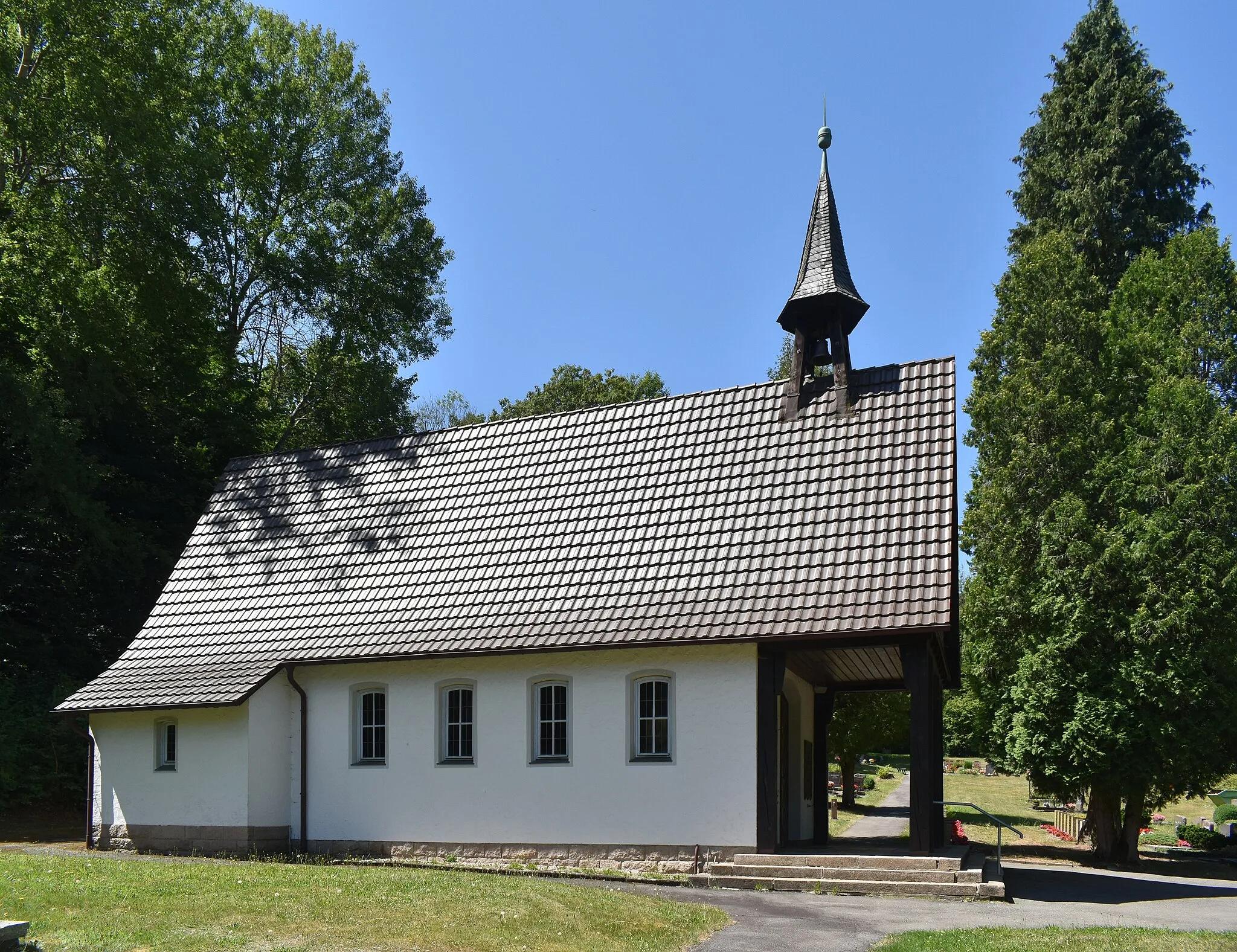 Photo showing: Der Friedhof in Zorge im Harz, Friedhofskapelle.