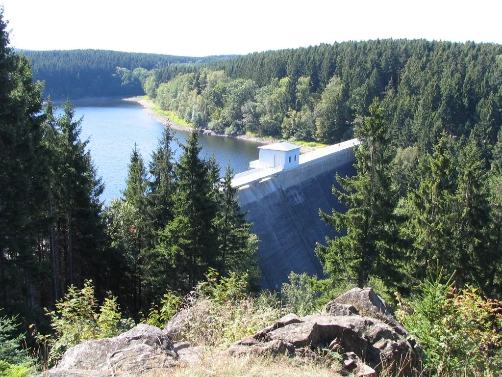 Photo showing: The Zillierbach Dam in the Harz mountains of Germany, seen from Peterstein