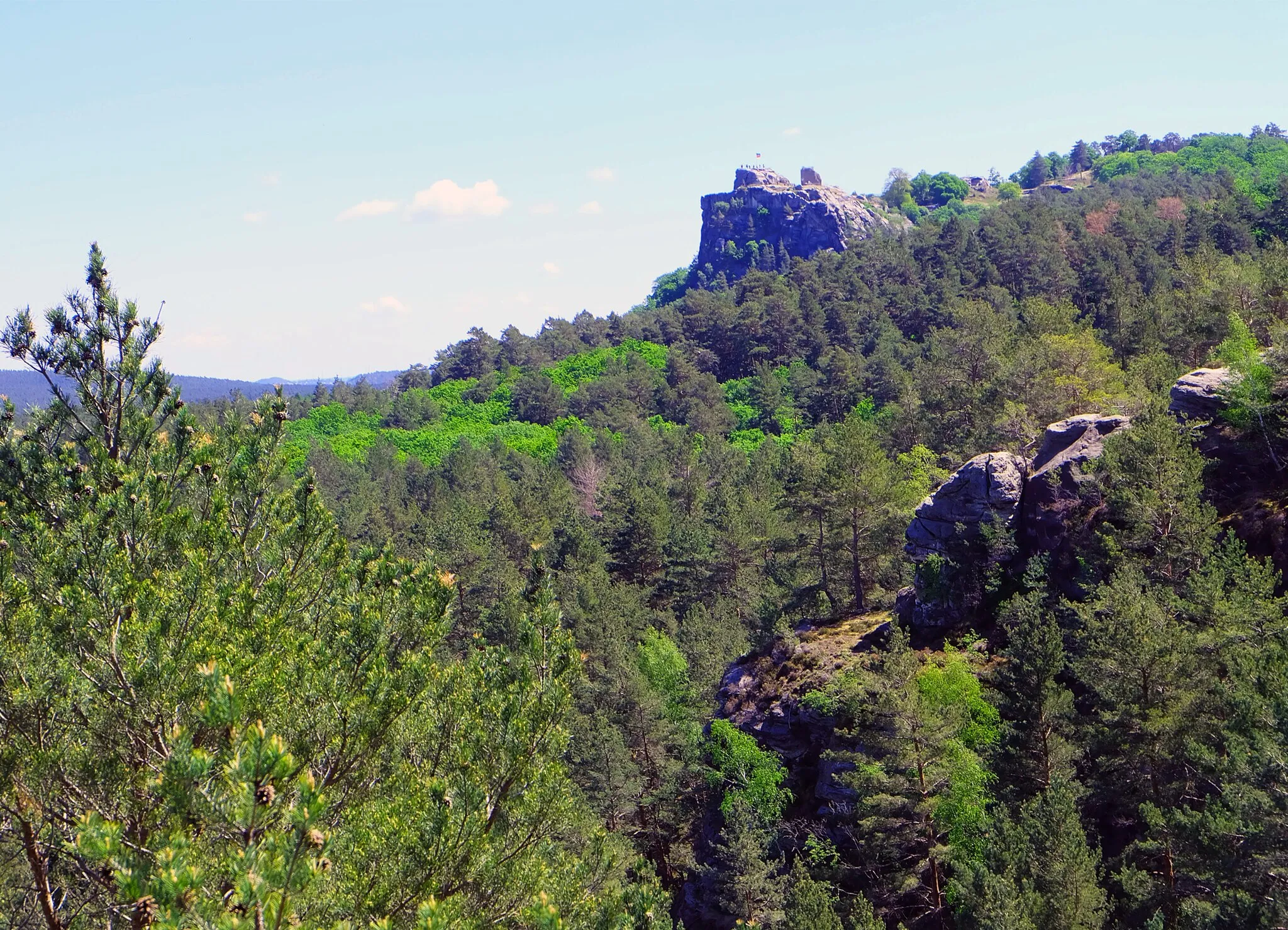 Photo showing: Die Festung Regenstein befindet sich auf einem Sandsteinmassiv in der Umgebung von Blankenburg Harz. Der  Felsen erhebt sich  über einer alten Handelsstraße durch den Harz. Der Felsen wurde von den Raubgrafen strategisch genutzt um die Händler, die am Fuße des Felsens vorbeizogen, zu überfallen.