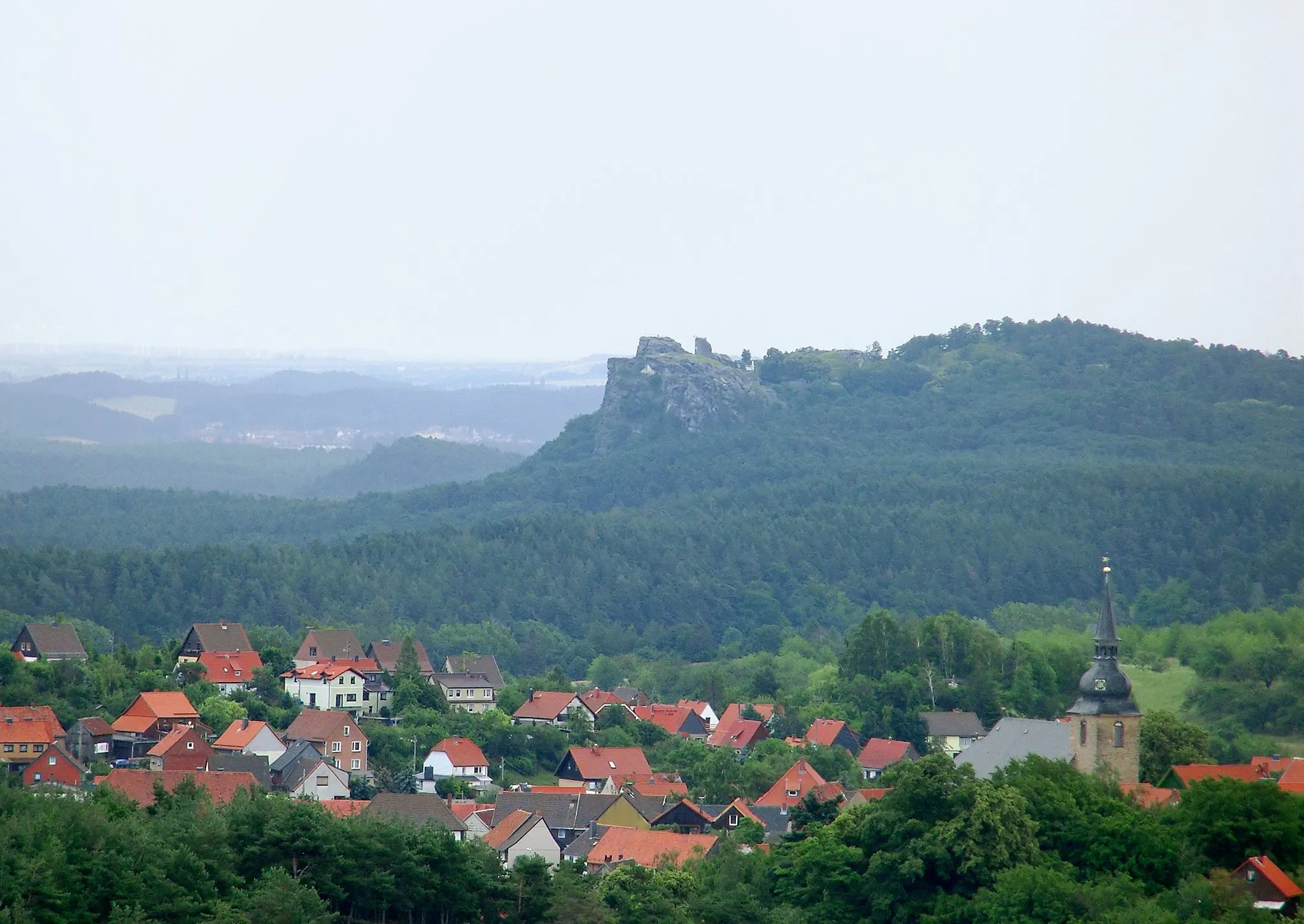 Photo showing: Die Burg Regenstein mit dem Ort Heimburg im Vordergrund, gesehen von den Ziegenbergen; Blankenburg in Sachsen-Anhalt