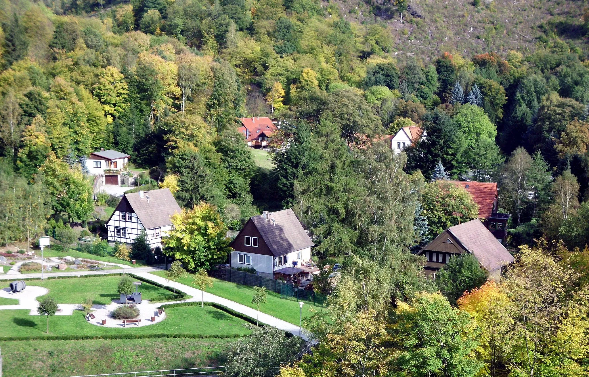 Photo showing: Blick auf Wendefurth von der Staumauer der gleichnamigen Talsperre, Stadt Thale