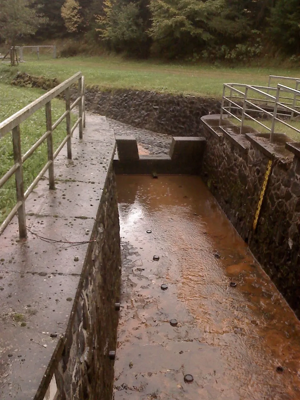 Photo showing: Abfluß der Talsperre Neustadt