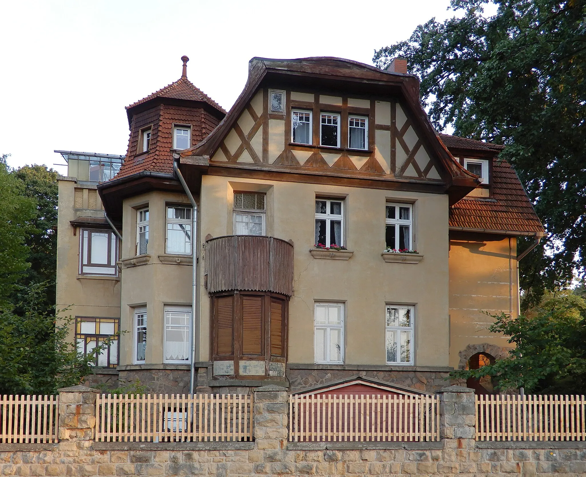 Photo showing: Feldstraße 528 (Westerhausen),Villa des Familiensitzes Dr. Jung, oberer Teil Wohnräume, unterer Teil Arztpraxis bis ca. 1992