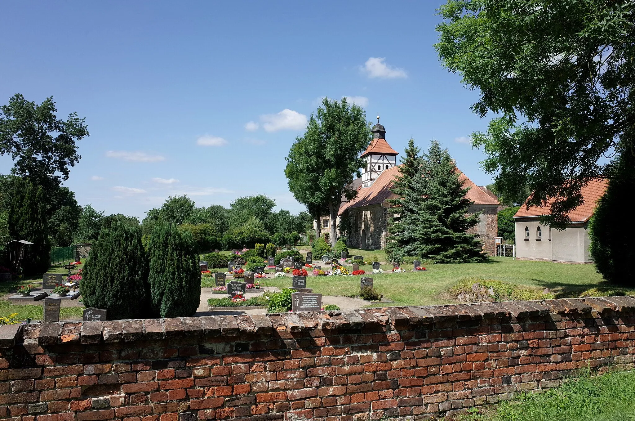 Photo showing: Coswig (Anhalt), Ortsteil Buro. Friedhof und Komturkirche zu Buro.