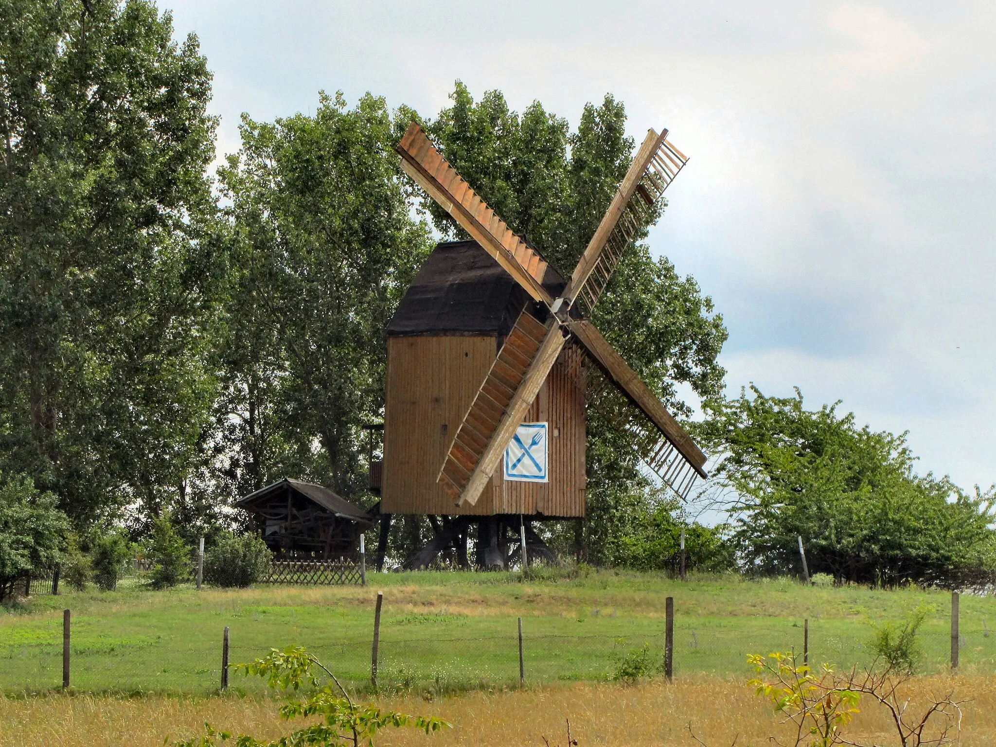 Photo showing: Windmühle Hohenwarthe, links neben der Mühle die Flügelwelle und das Kammrad der Irxlebener Windmühle, die 1983 eingestürzt war.