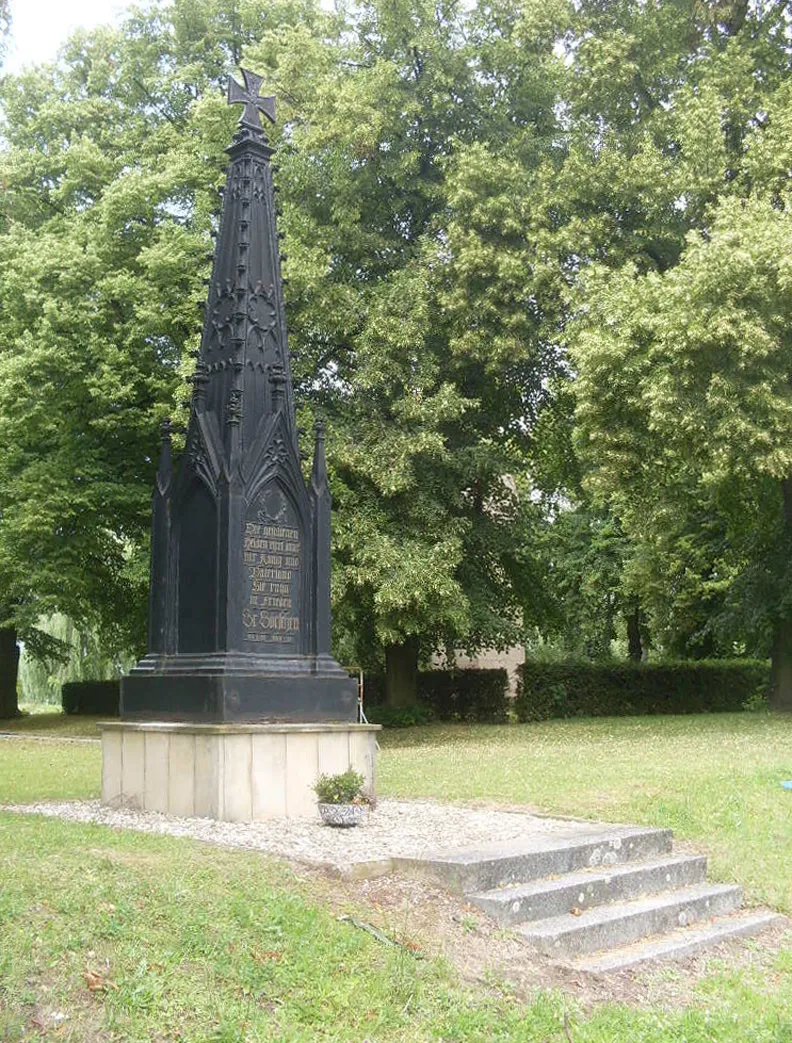 Photo showing: Schinkel pyramid at 2011 location in Großgörschen, Germany