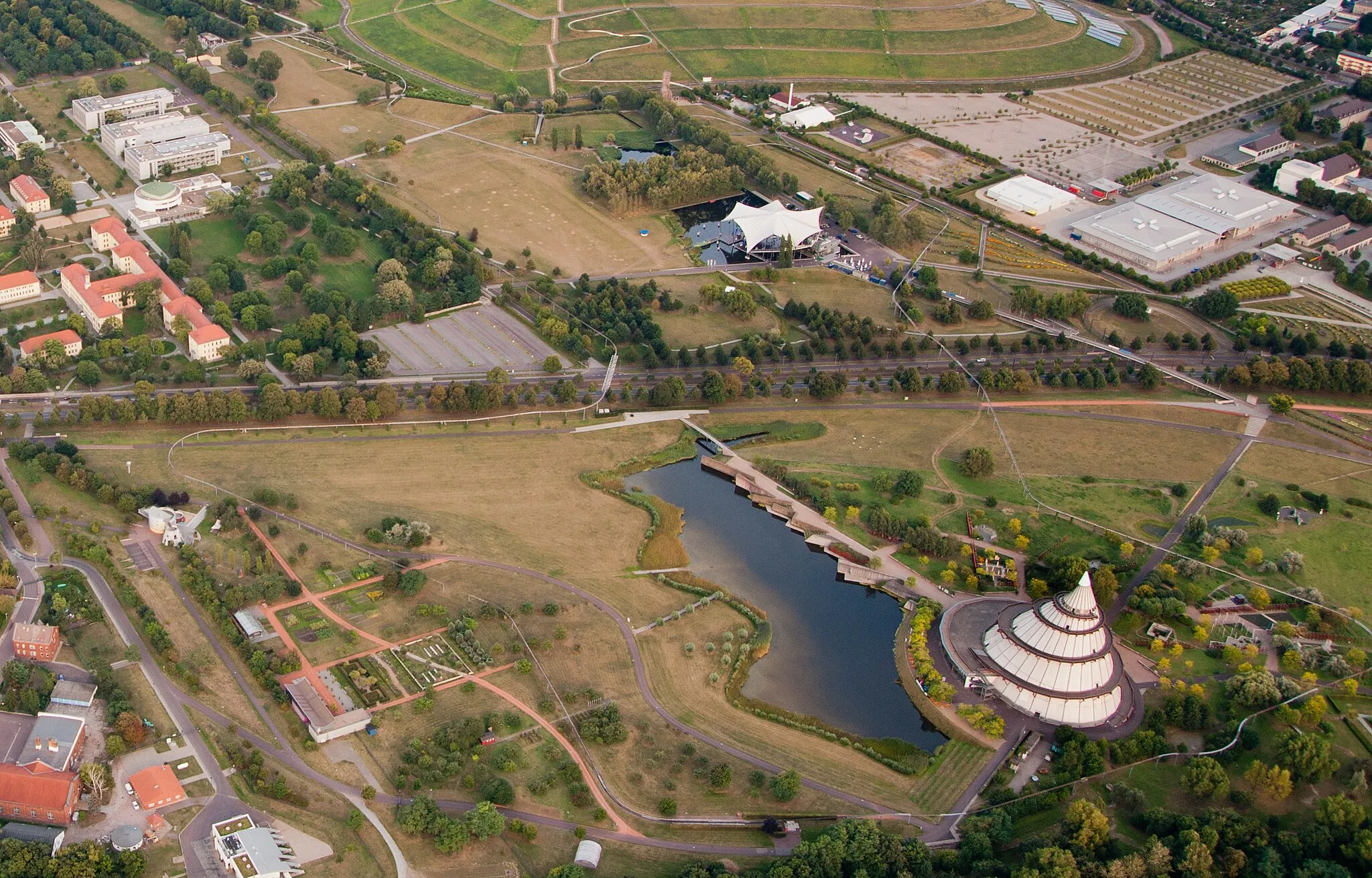 Photo showing: Blick aus einem Ballon über den Elbauenpark Magdeburg