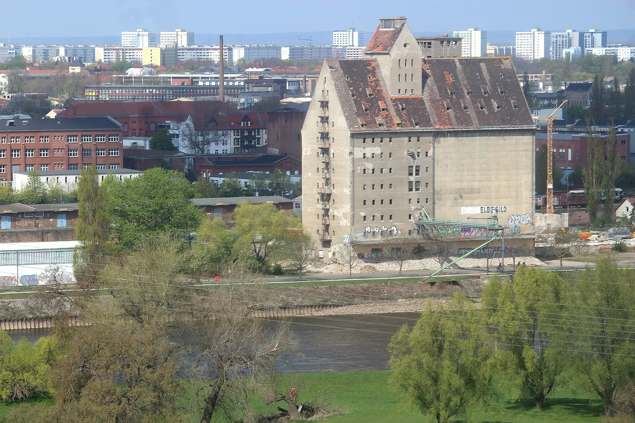 Photo showing: Magdeburg, view from millenium tower to a silo at the Elbe