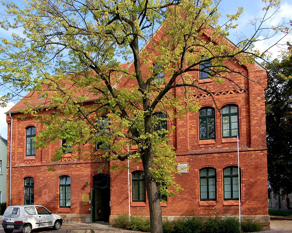 Photo showing: Alte Schule, Uichteritz; Geburtshaus von Erdmann Neumeister und heute der Sitz der Gemeinde Uichteritz
Der Urheber ist: Bringfried Schatz, Uichteritz