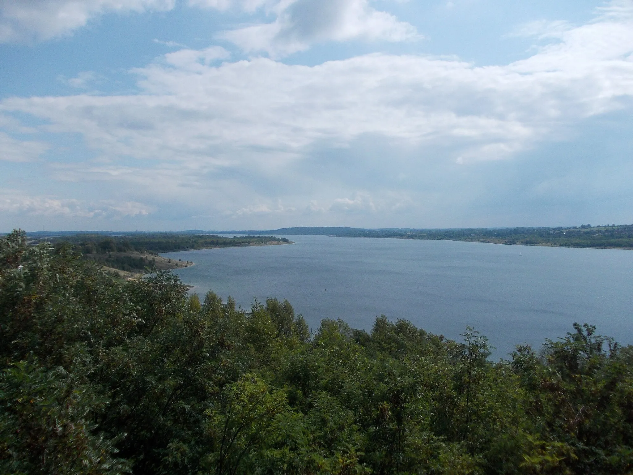 Photo showing: Geiseltalsee from "Pauline" observation tower in Stöbnitz (Mücheln, district: Saalekreis, Saxony-Anhalt)