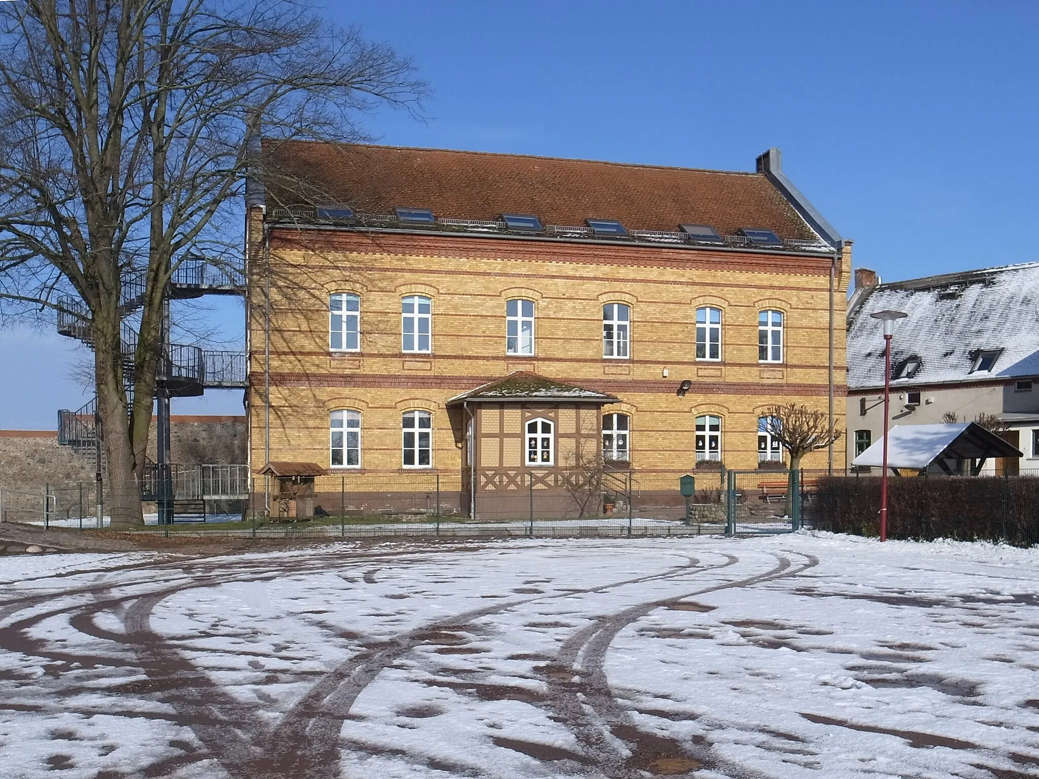 Photo showing: Zerbst(Anhalt), Ortsteil Lindau, Schule (Baudenkmal im Denkmalverzeichniss Sachsen-Anhalt, Erfassungsnummer: 094 71520 000 000 000 000 [1])