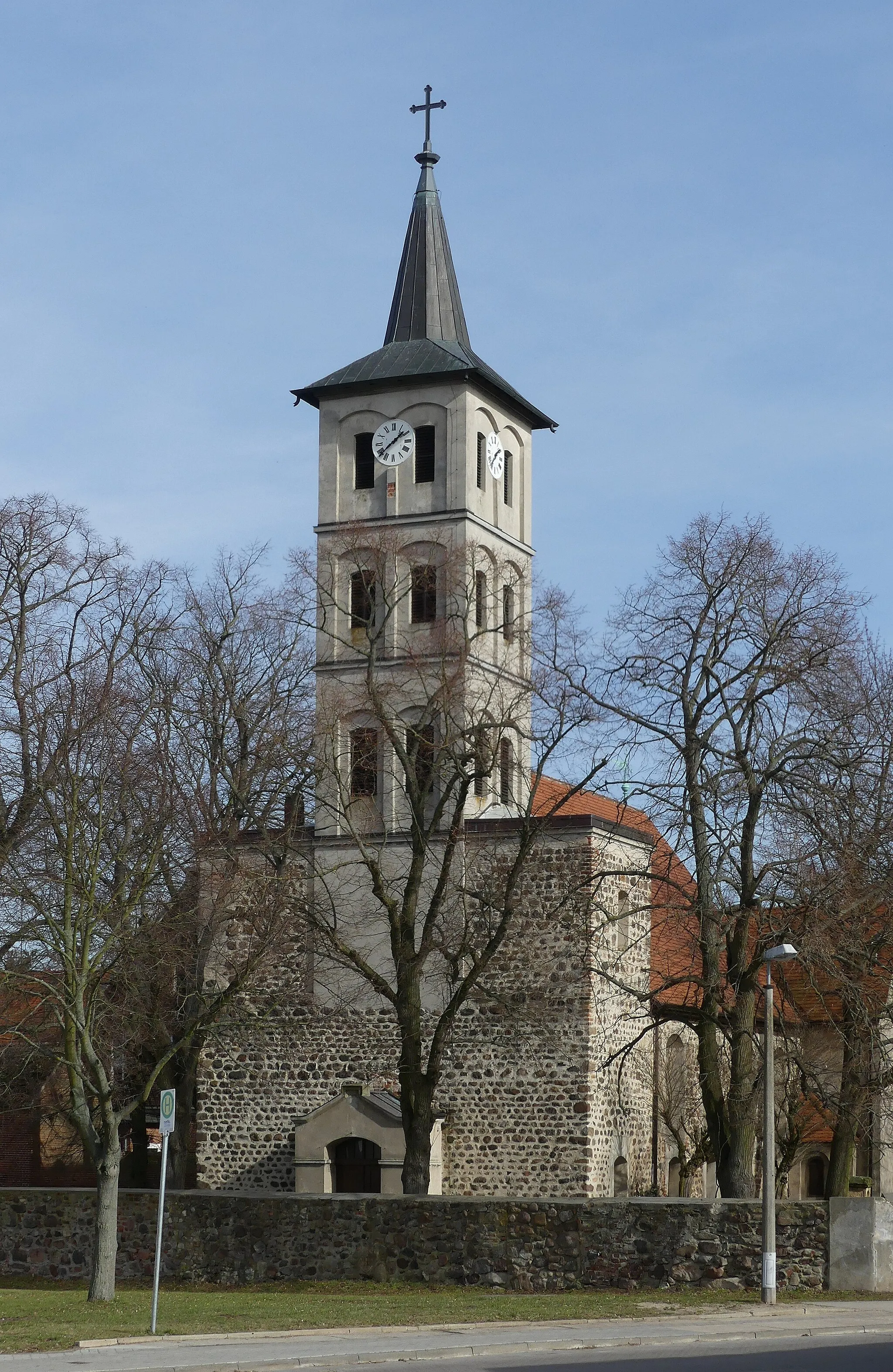 Photo showing: Zerbst/Anhalt, Ortsteil Lindau, Kirche. Die wuchtigen unteren Etagen des Turms sind romanischen Ursprungs, sie lassen auf einen einst wehrhaften Westbau schließen.