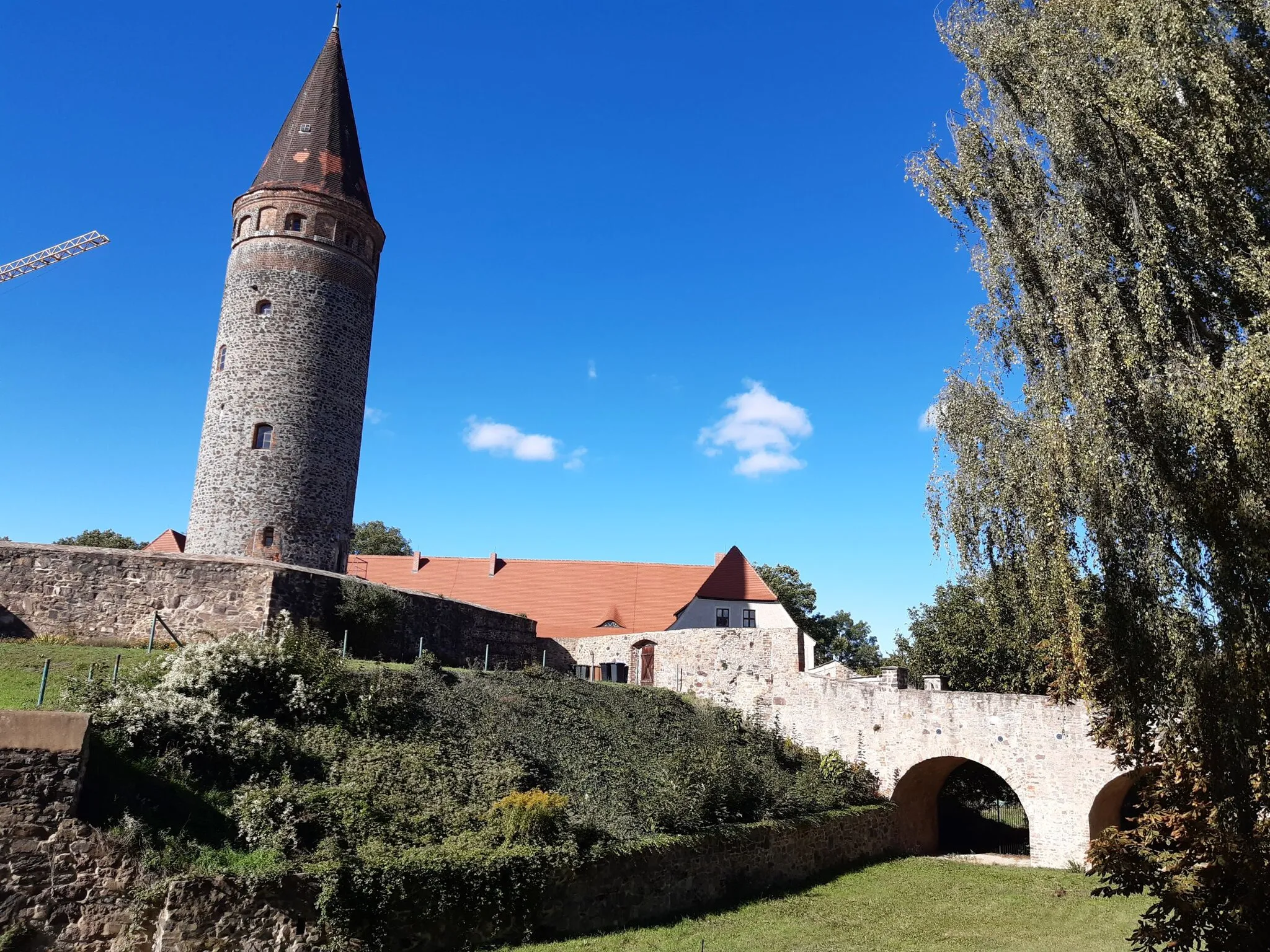 Photo showing: Schloss-Komplex in Zörbig mit Bergfried und Brücke