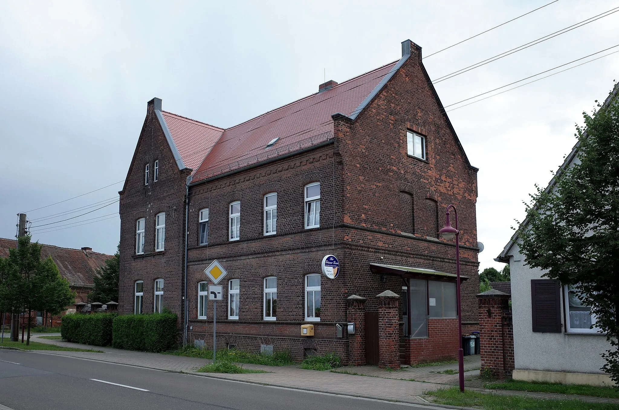 Photo showing: Oranienbaum-Wörlitz, Ortsteil Kakau, ehemalige Schule.