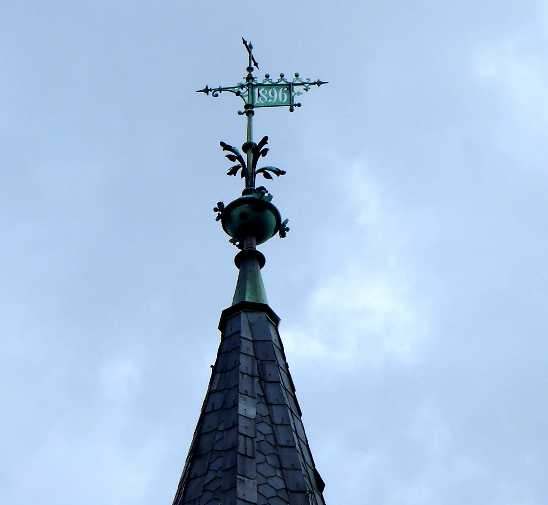 Photo showing: Wetterfahne der Dorfkirche in Hestedt bei Salzwedel, Sachsen-Anhalt. Jahrgangsbezeichnung 1896. Aufnahmedatum 2016-06.