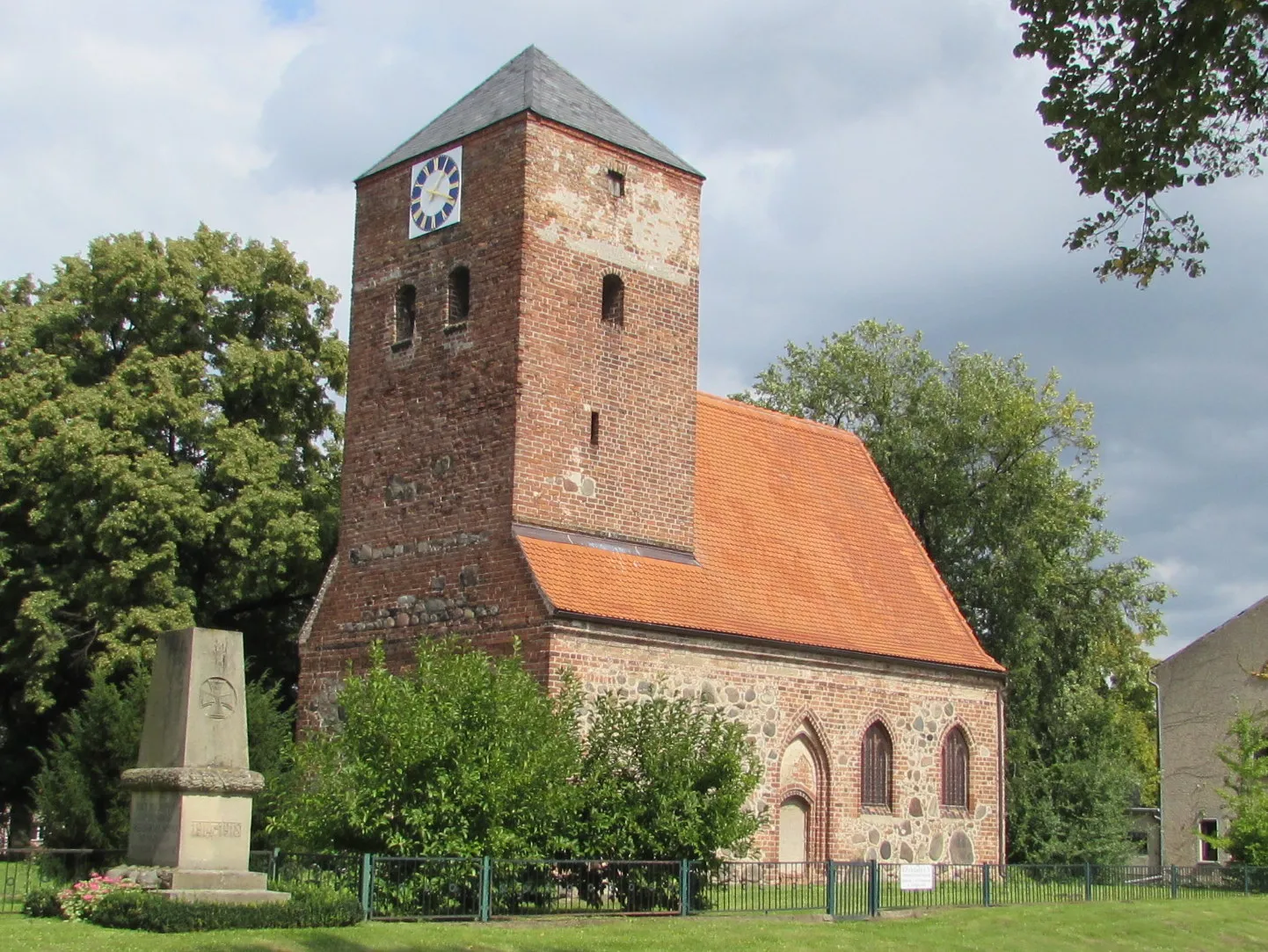 Photo showing: dorfkirche radewege