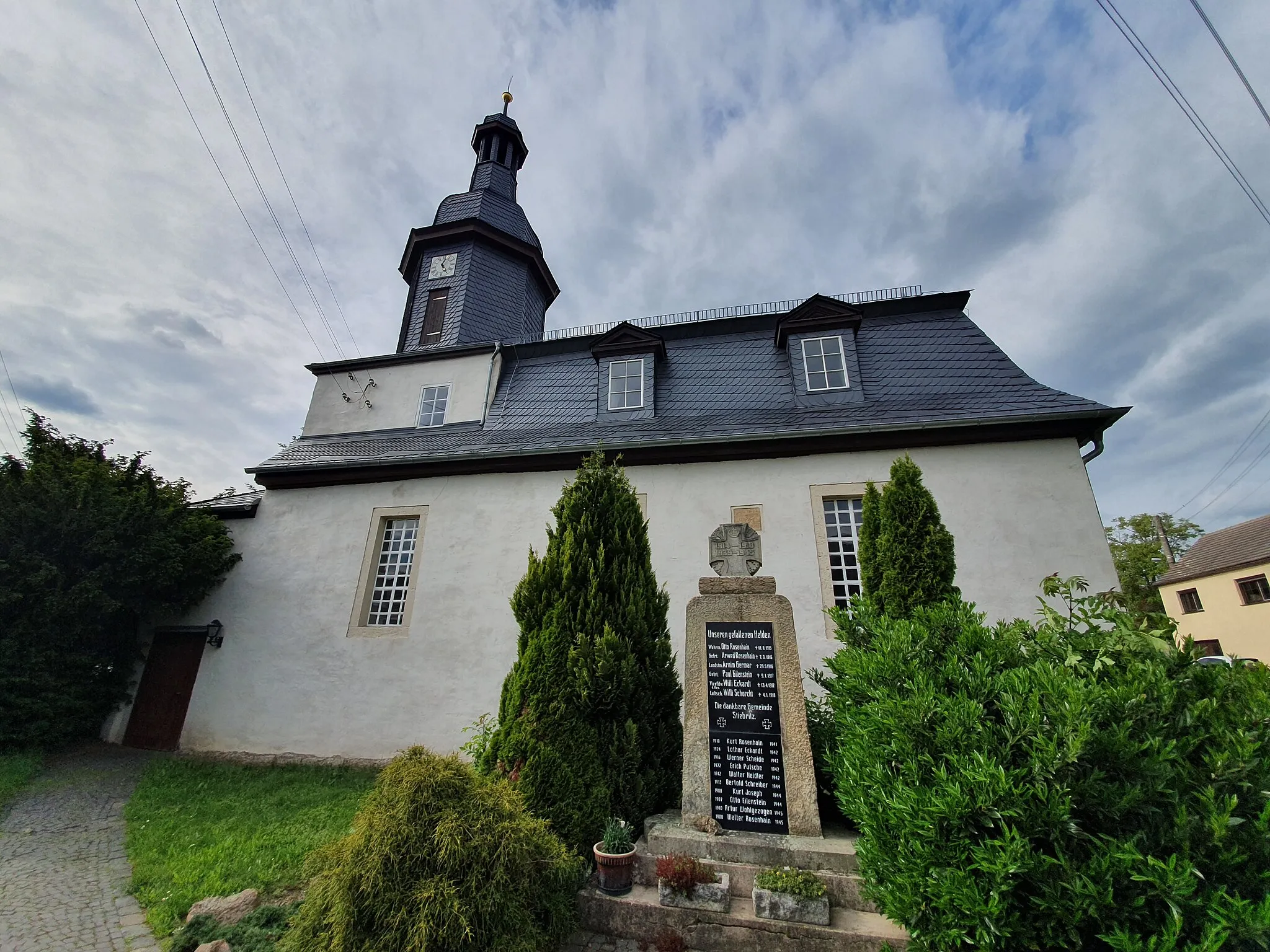 Photo showing: Kirche in Stiebritz mi Kriegerdenkmal.